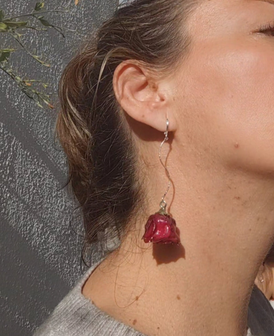 Pendientes artesanos de rosas reales resinadas