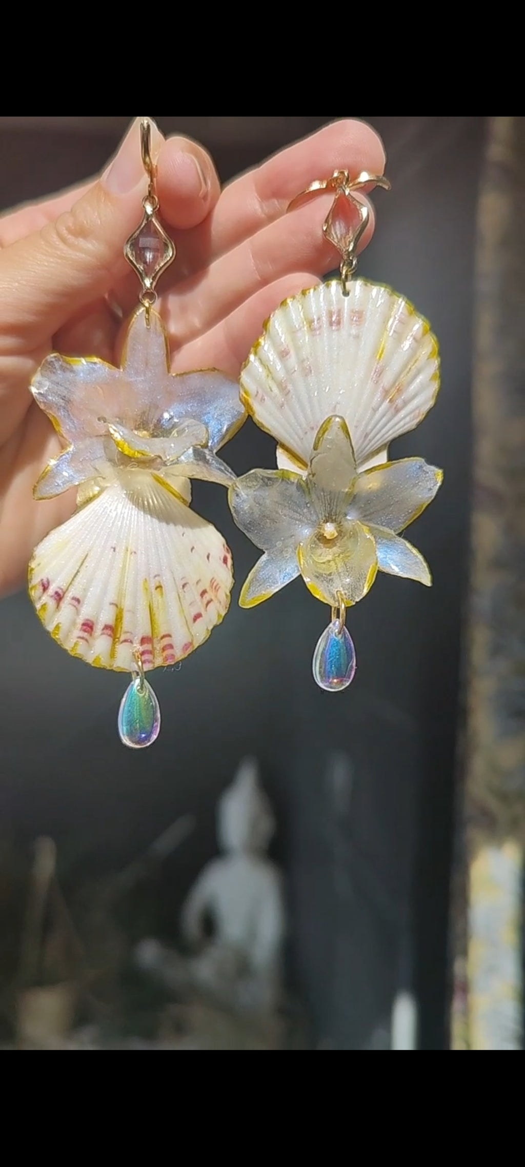 Pendientes artesanales con orquídeas dendrobium reales resinadas, conchas marinas naturales y lágrima de cristal – Joyería botánica hecha a mano