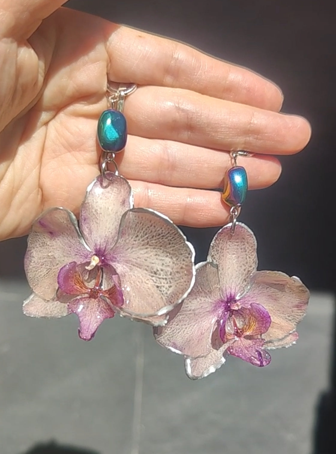 Pendientes de orquídeas auténticas • En acero inoxidable. Joyería floral hecha a mano • Aros con diseño botánico con cristal camaleón• Pendientes naturales • Regalo floral excepcional • Joyería cottagecore