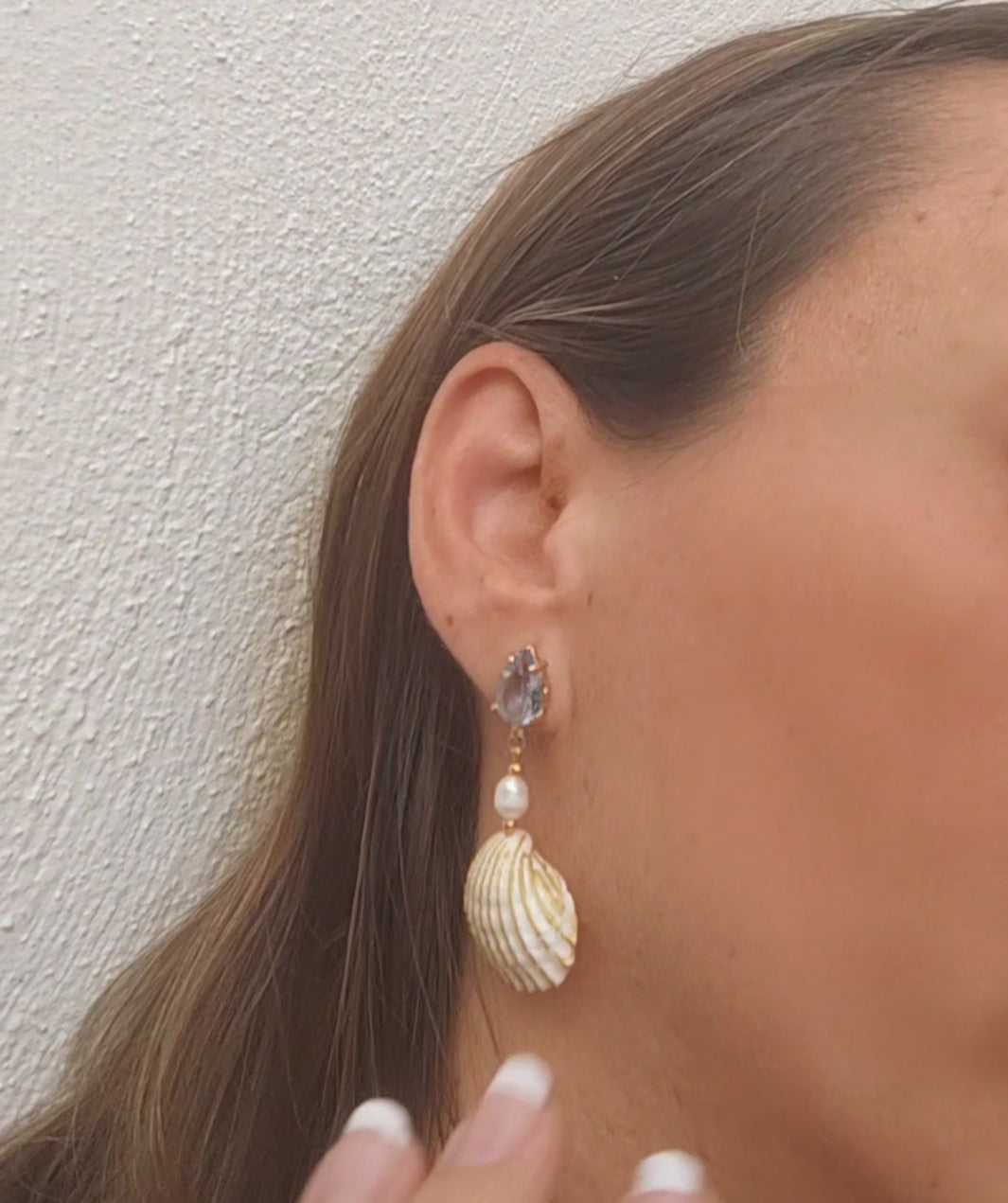 Pendientes artesanos con conchas y perlas naturales