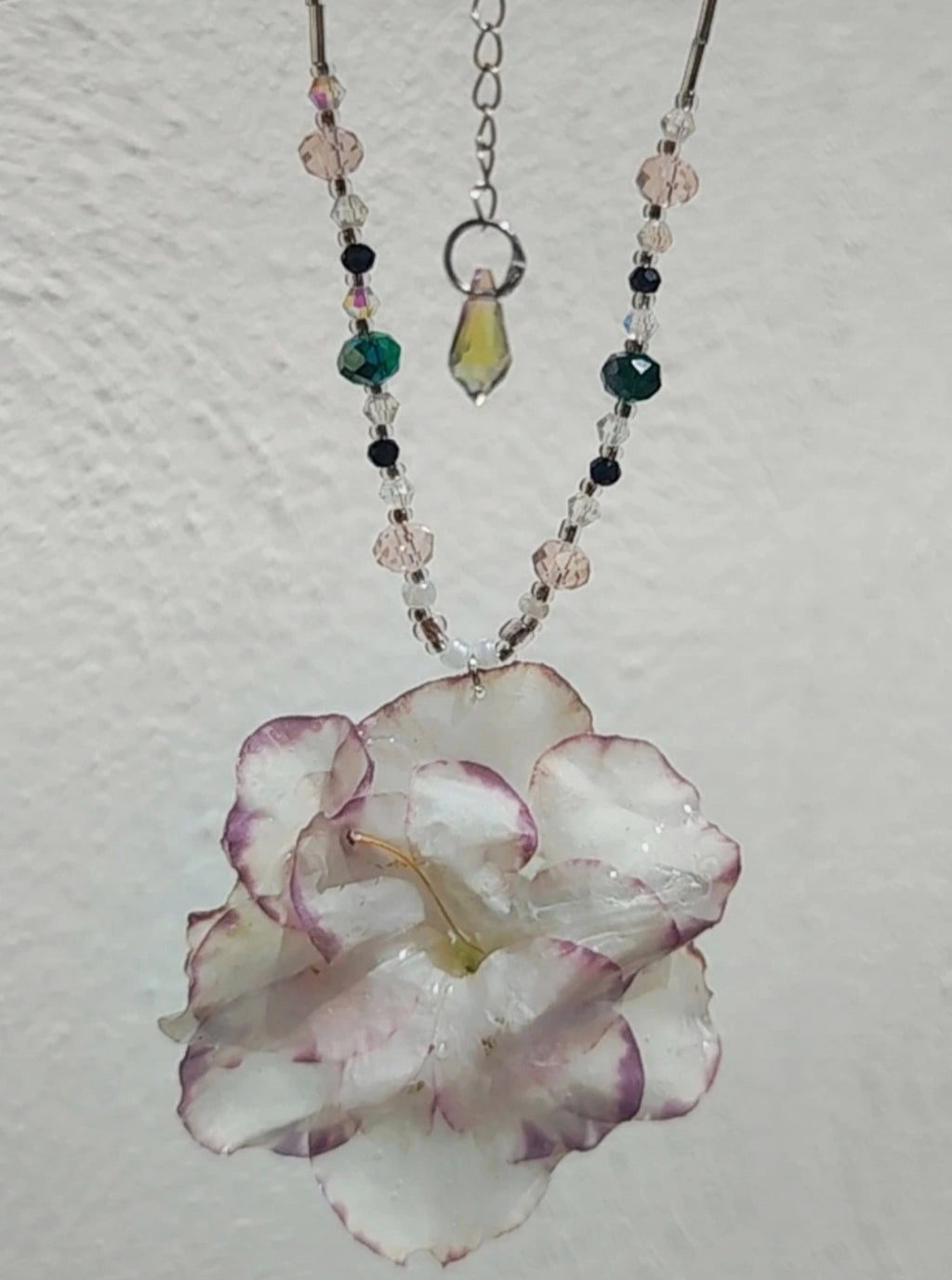 Collar de flor de azalea real resinada