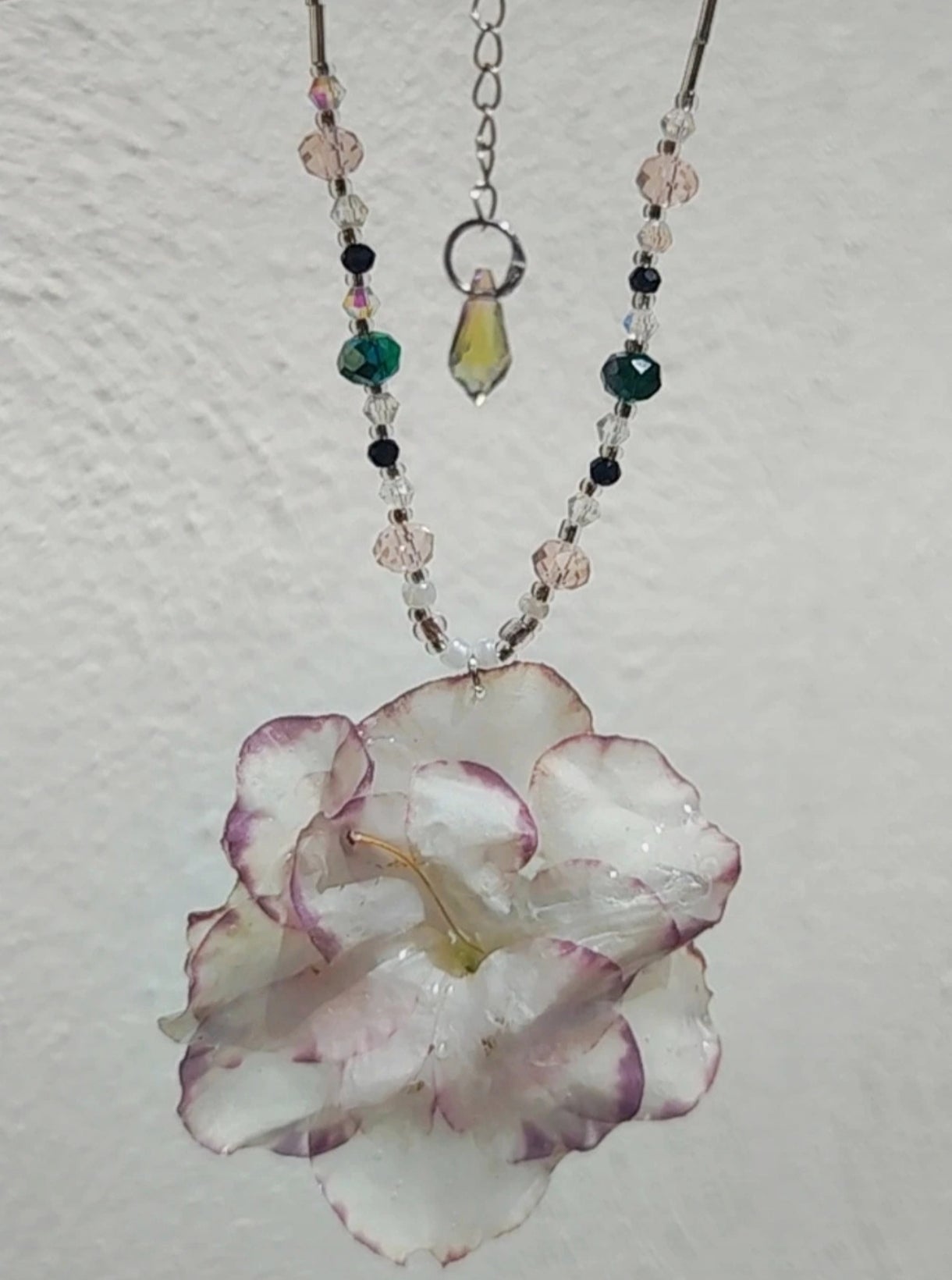 Collar de flor de azalea real resinada