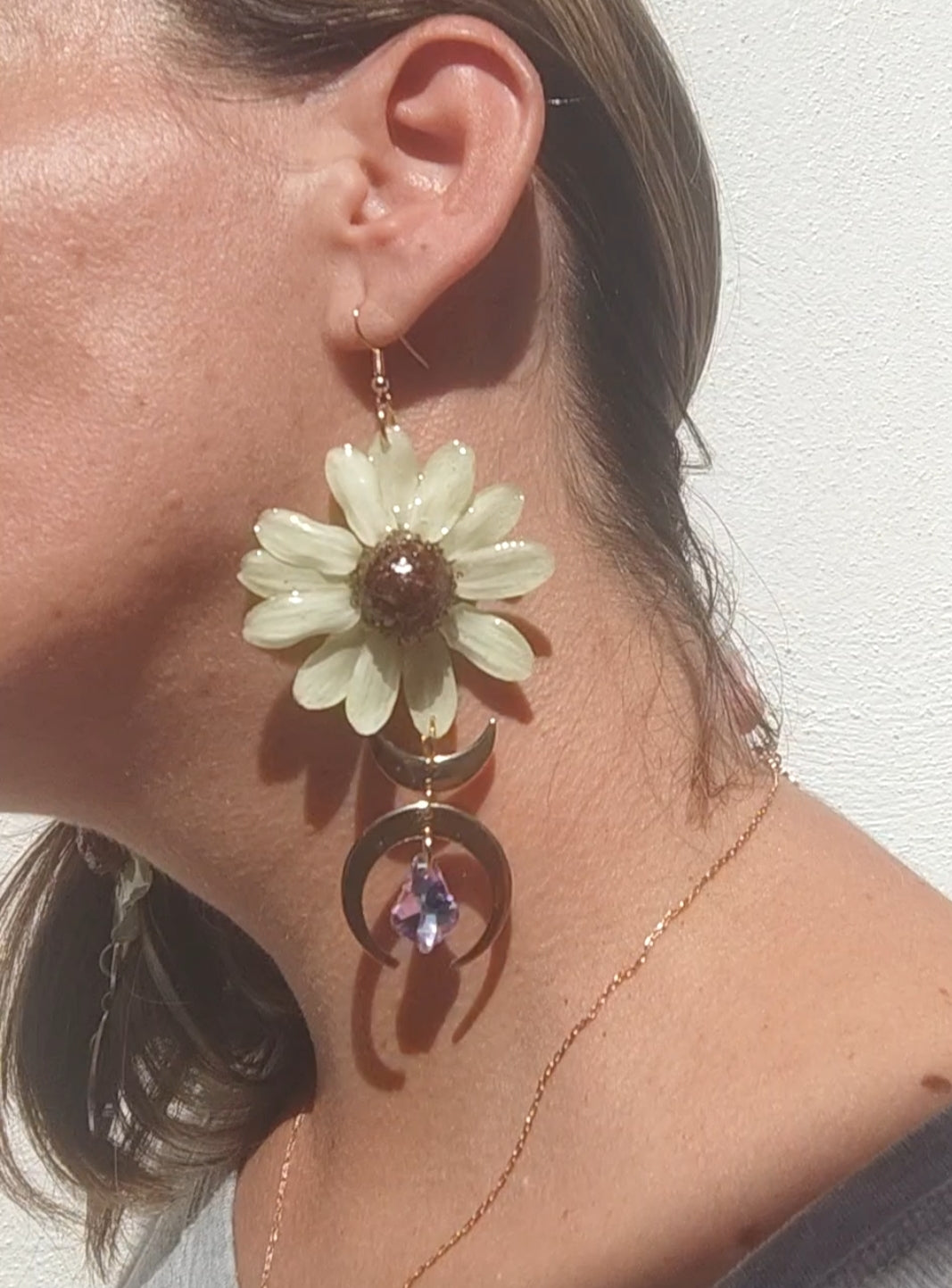 Pendientes con margaritas reales resinadas blancas y luna dorada. Joyas naturales hechas a mano. Pendientes únicos de resina y acero inoxidable