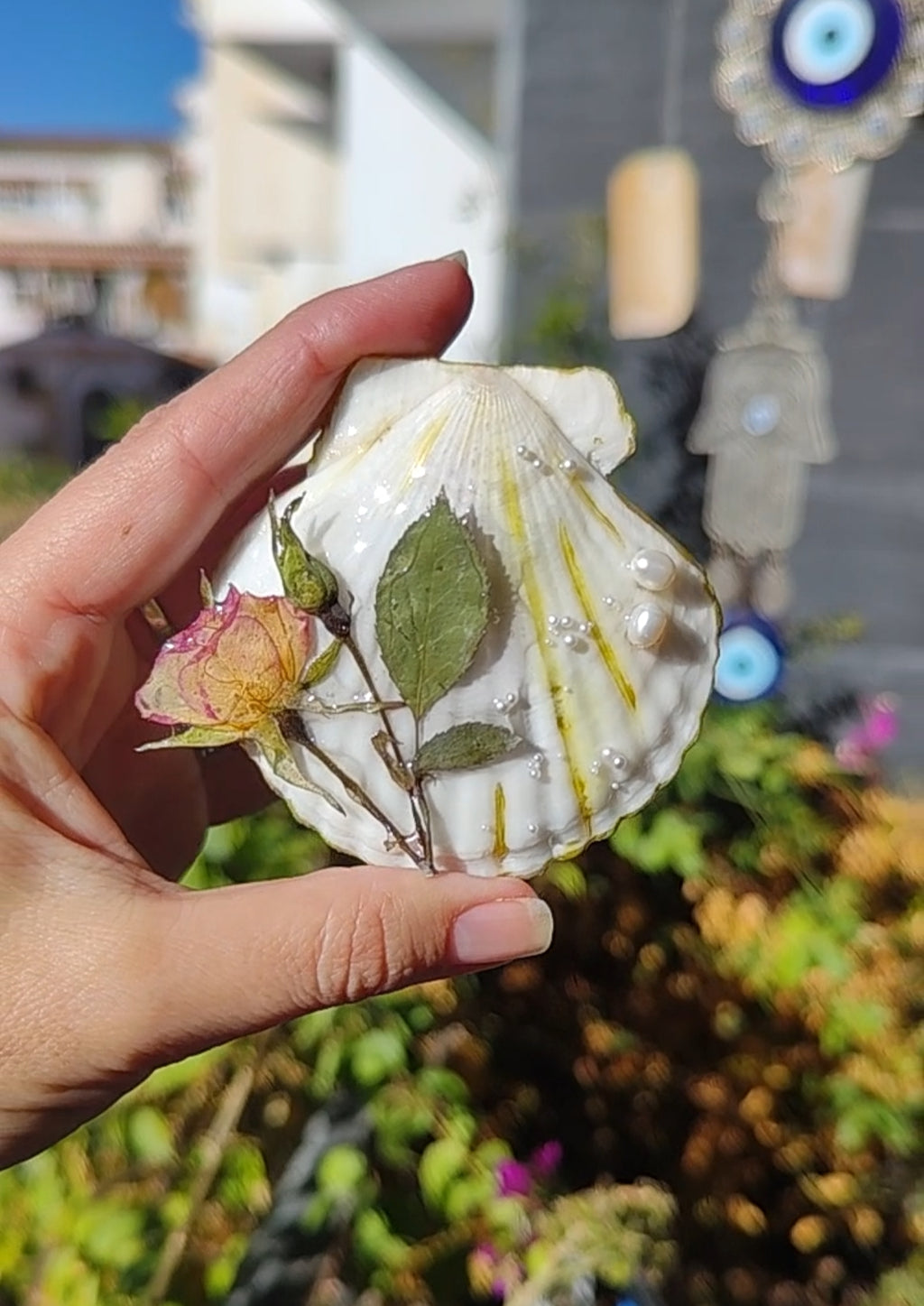 Clip de Pelo con Concha Natural, Rosa Real Resinada y Perlas de Río. Horquilla Artesanal Única. Accesorio Boho Hecho a Mano