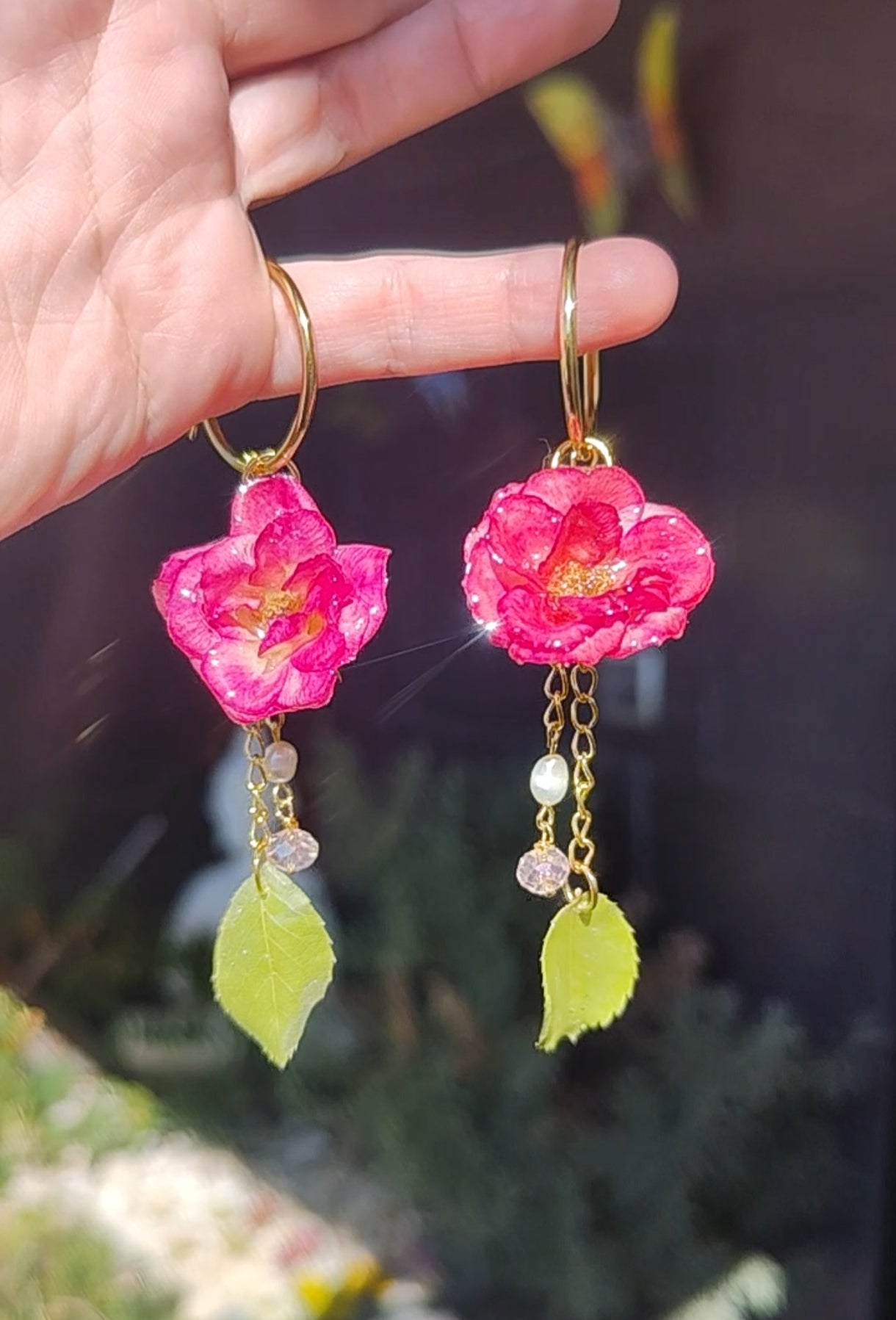 Pendientes de aro con rosas reales resinadas y colgantes de perlas y cristal facetado. Joyería artesanal romántica y elegante