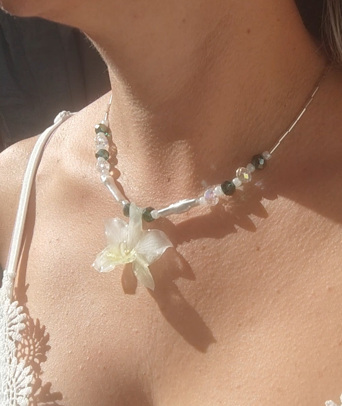 Collar orquídea dendrobium blanca en resina. Joyería artesanal con cristal checo y perlas. Collar ajustable elegante