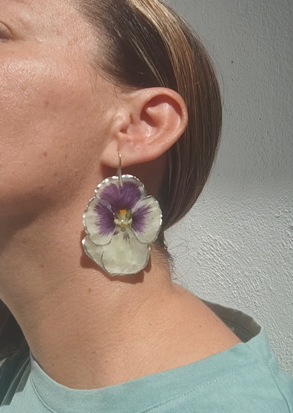 Pendientes con flor de pensamiento real. Joyería botánica artesanal. Pendientes de resina hechos a mano. Regalo natural y original