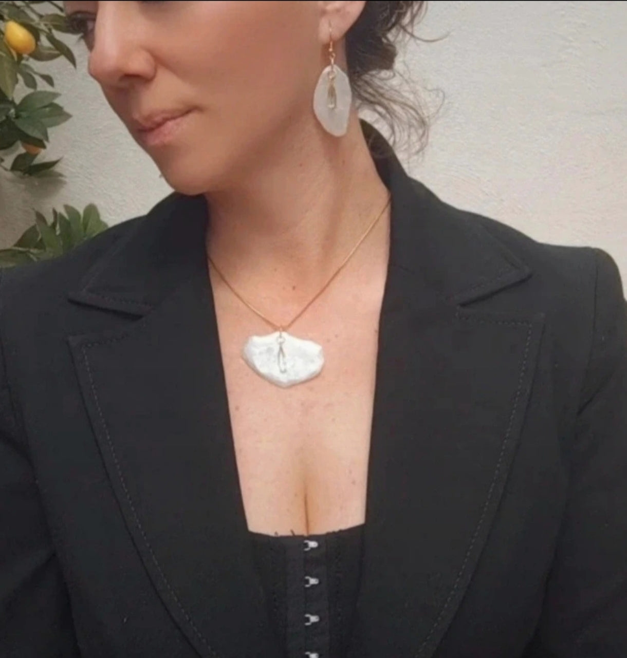 Conjunto de Pendientes y Colgante de pétalos de orquídea real en Resina • Joyería Botánica Hecha a Mano. Joyas en resina.