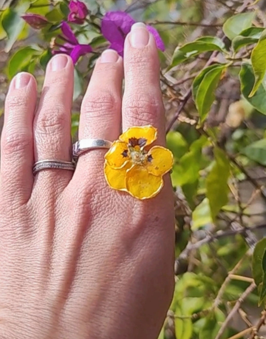 Anillo de pensamiento real resinado
