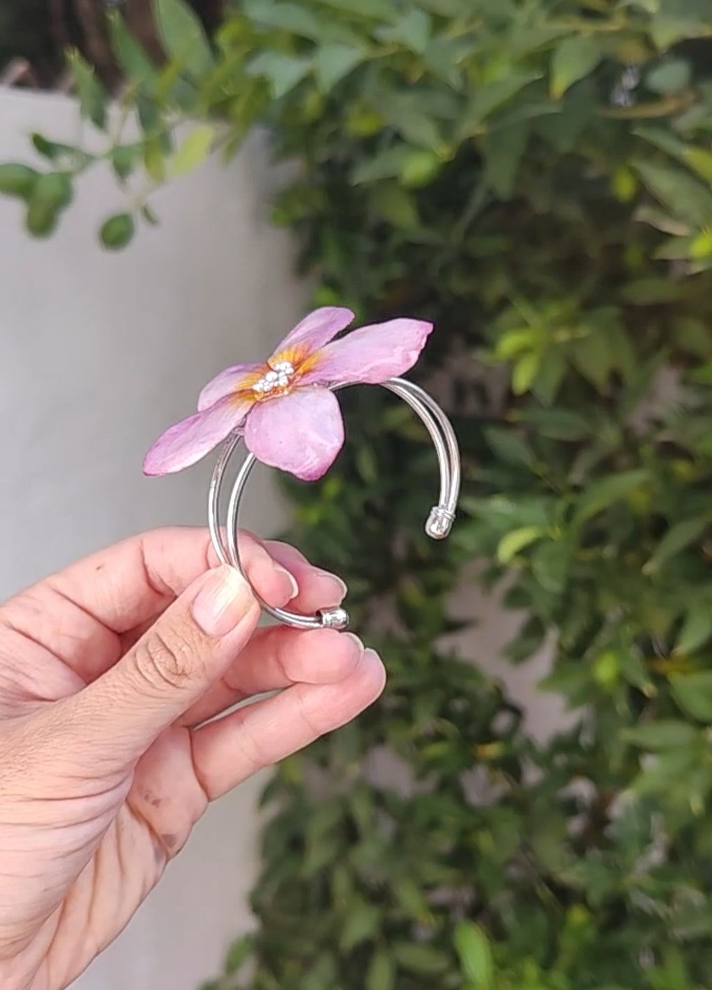 Pulsera con flor de plumeria real resinada. Joya natural hecha a mano. Regalo romántico y único para ella. Pulsera de flor preservada