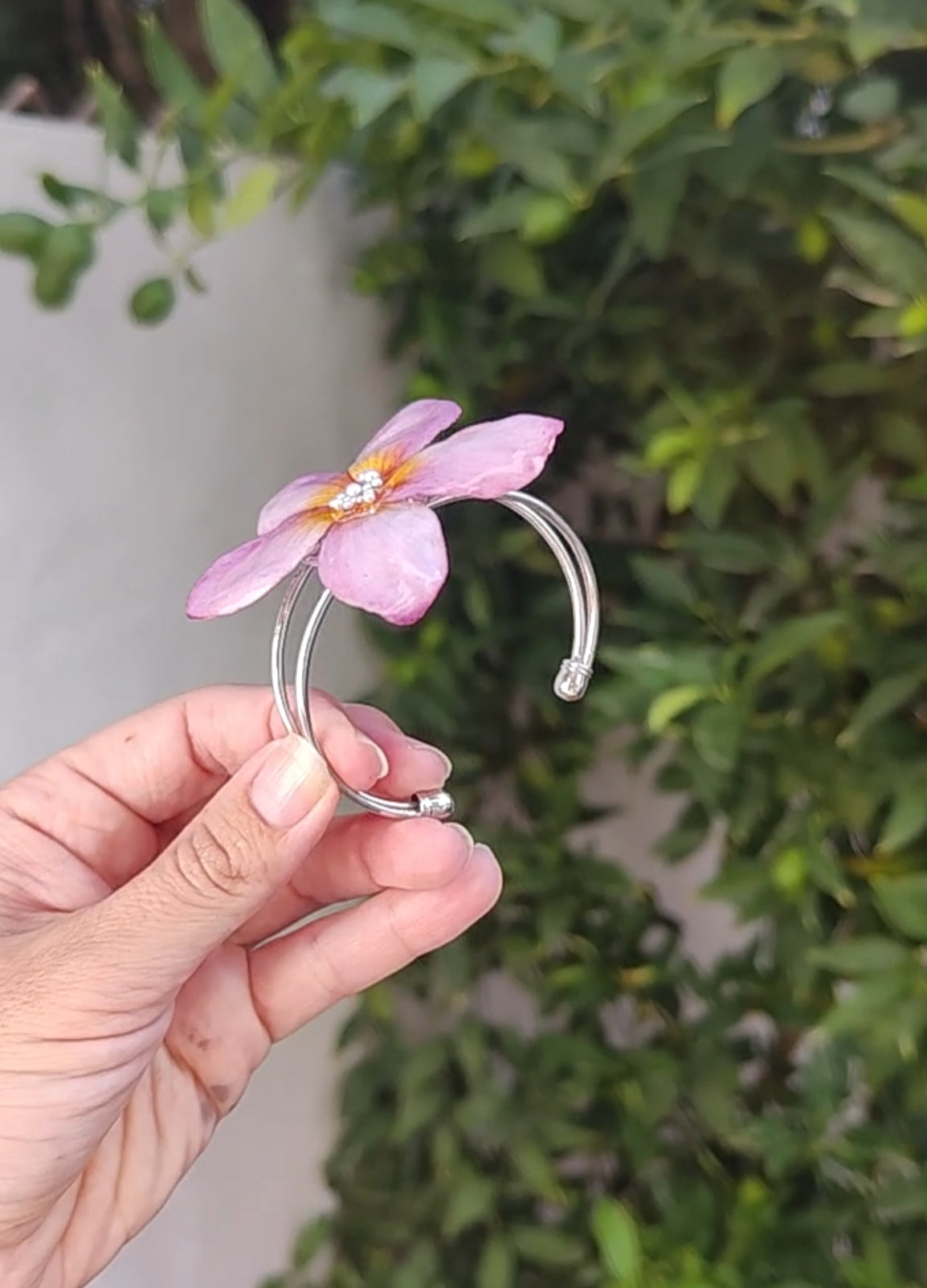 Pulsera con flor de plumeria real resinada. Joya natural hecha a mano. Regalo romántico y único para ella. Pulsera de flor preservada