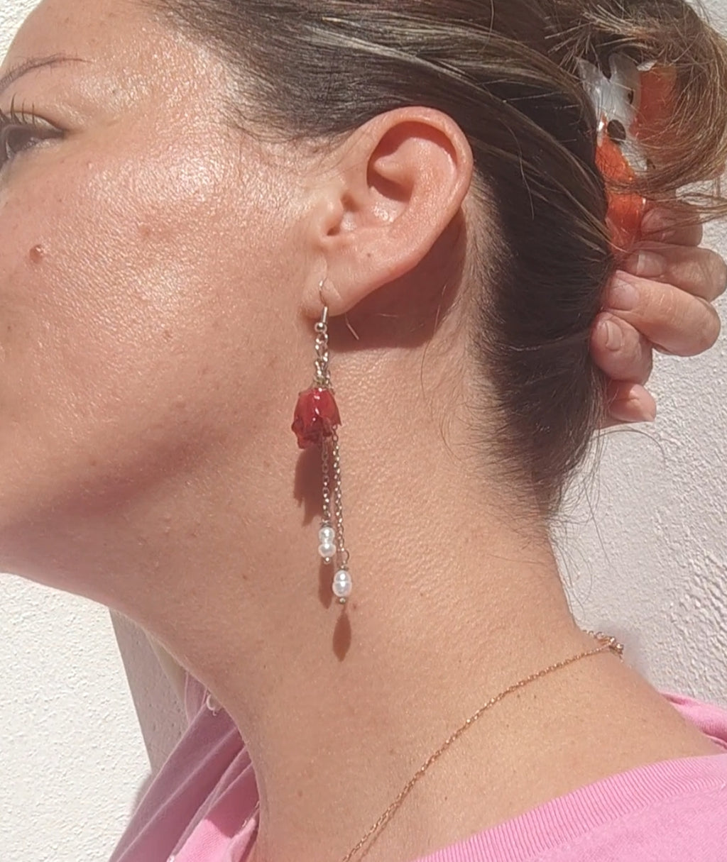 Pendientes artesanales con rosas reales y perlas naturales. Joyería botánica única en acero inoxidable