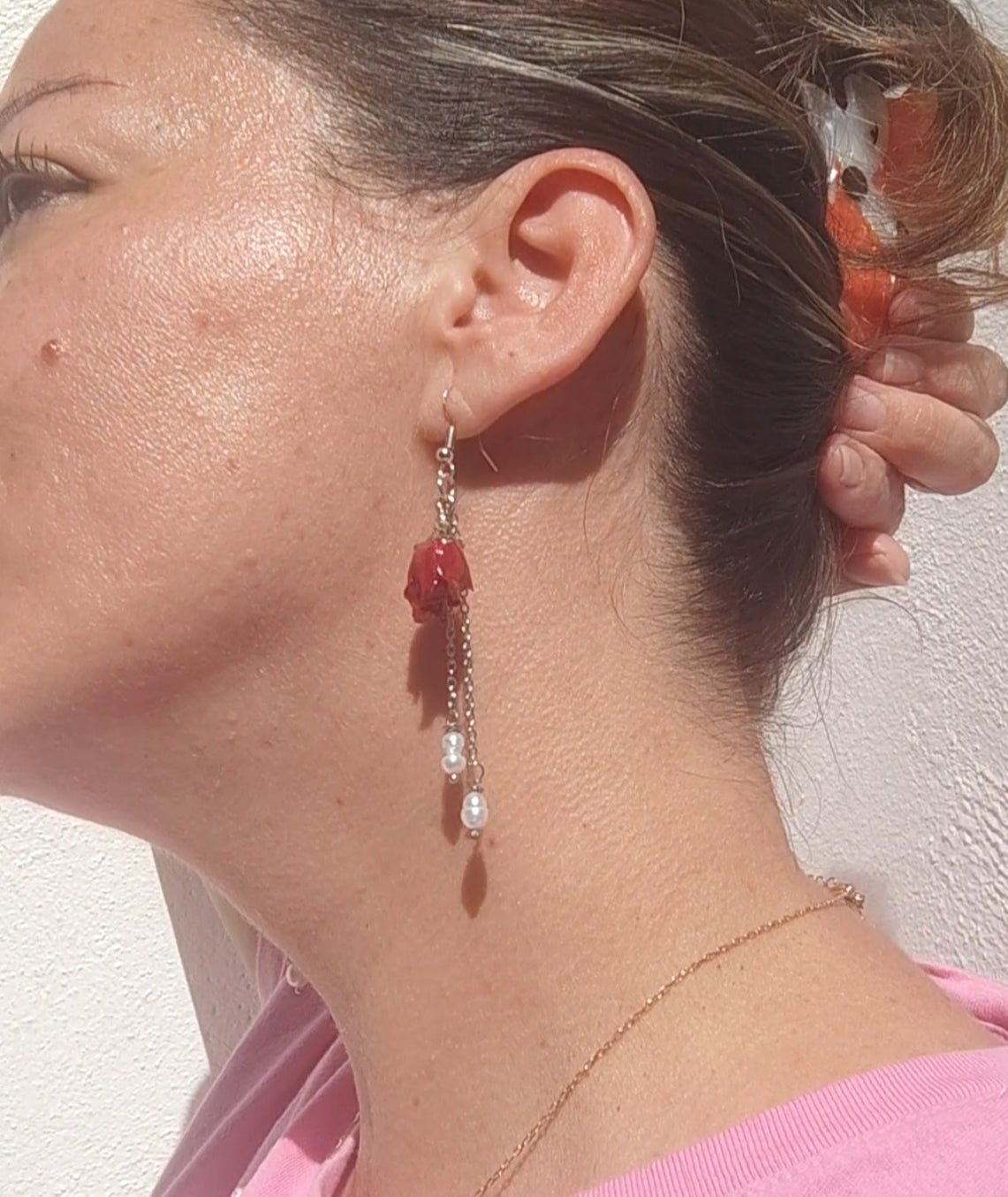Pendientes artesanales con rosas reales y perlas naturales. Joyería botánica única en acero inoxidable