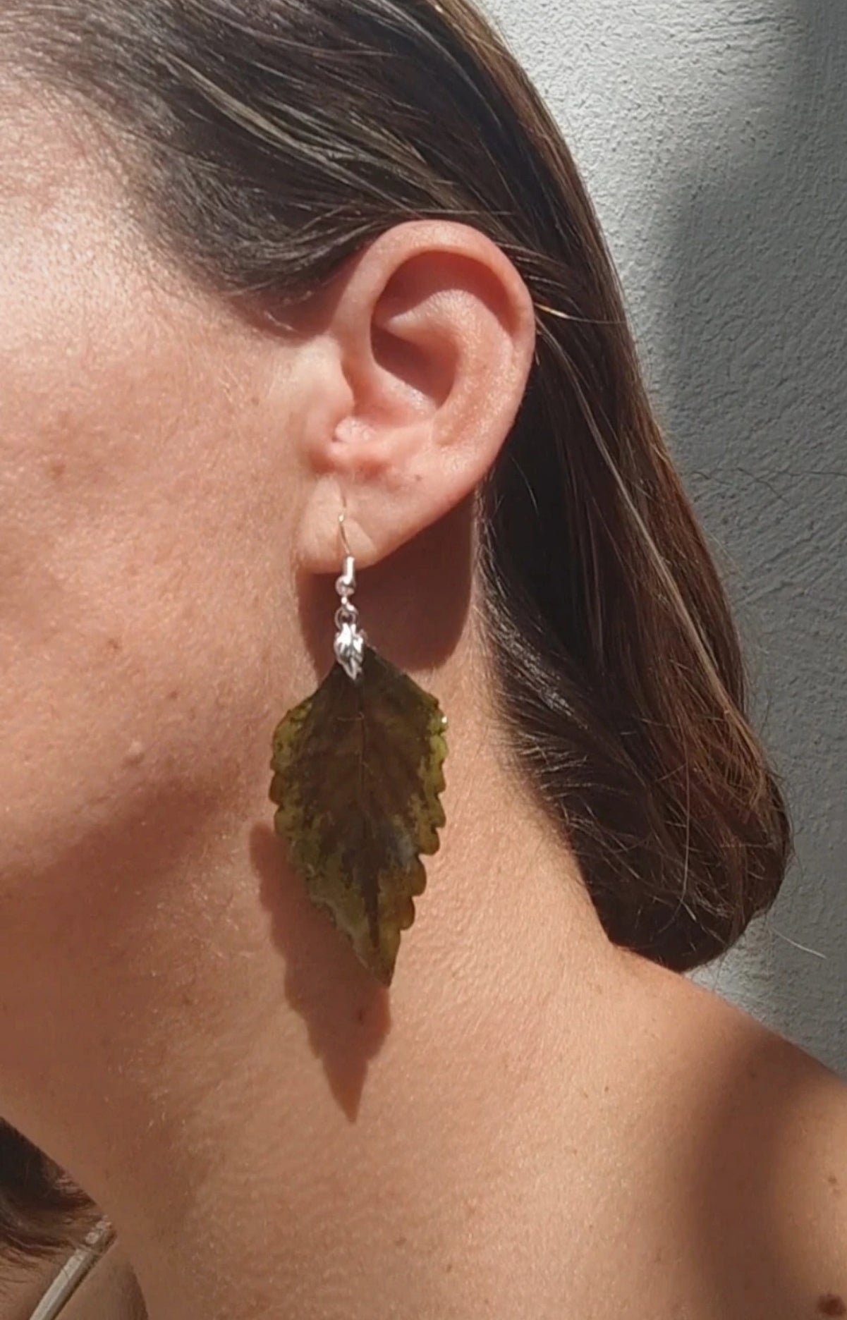 Pendientes colgantes artesanos. Hojas reales de coleo preservadas con enganche hipoalergénico