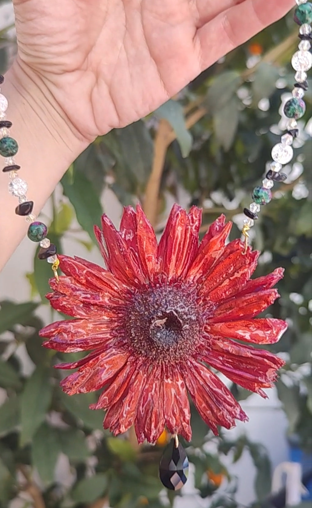 Collar Gerbera Roja Hecho a Mano, Collar con Cristal Facetado, Obsidiana y Piedra Mineral, Flor Pintada con Nácar Iridiscente, Joyería Floral