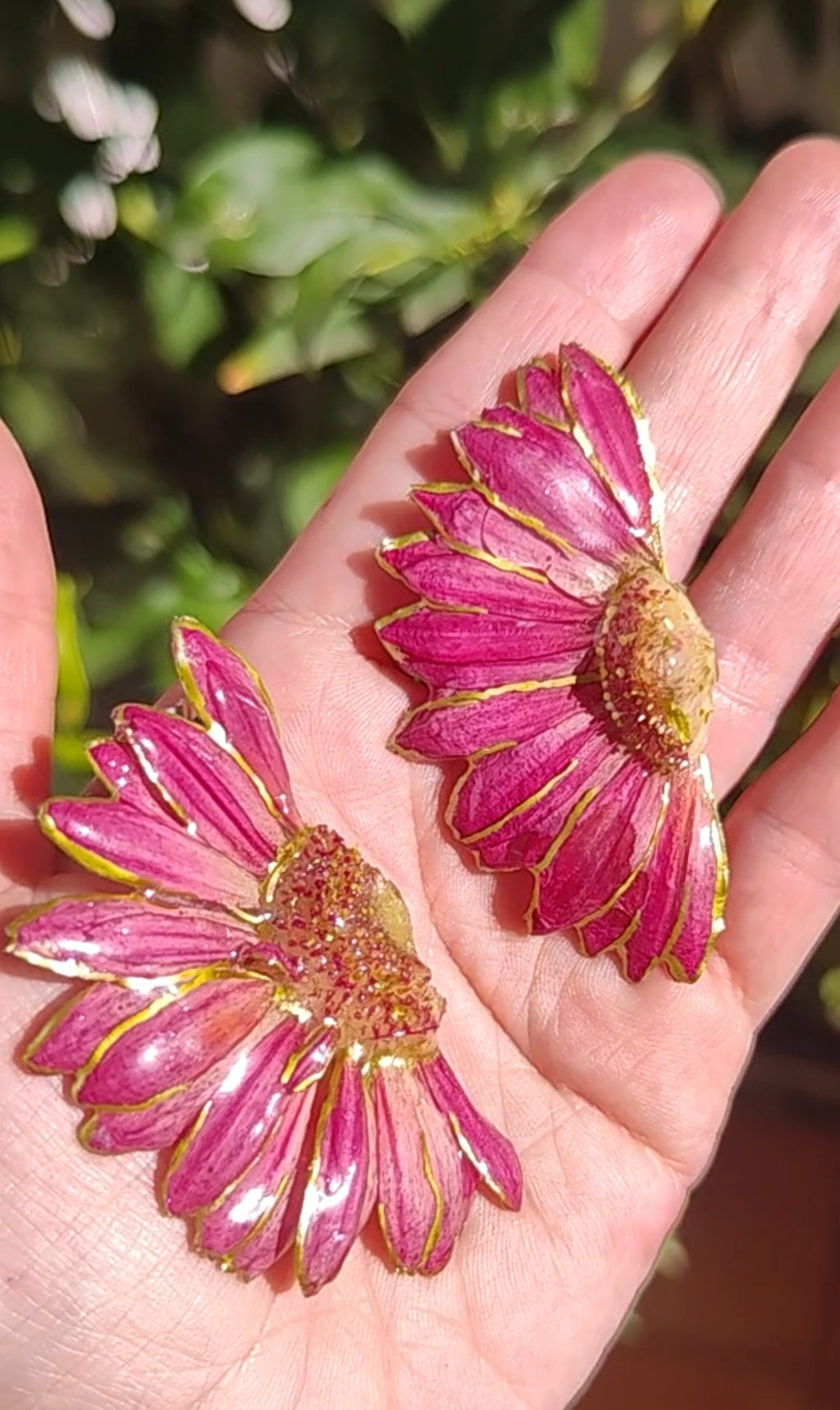 Pendientes de Gerberas Reales en Resina con Perfil Dorado – Joyería Floral Hecha a Mano – Flores Naturales Preservadas – Regalo Romántico y Boho