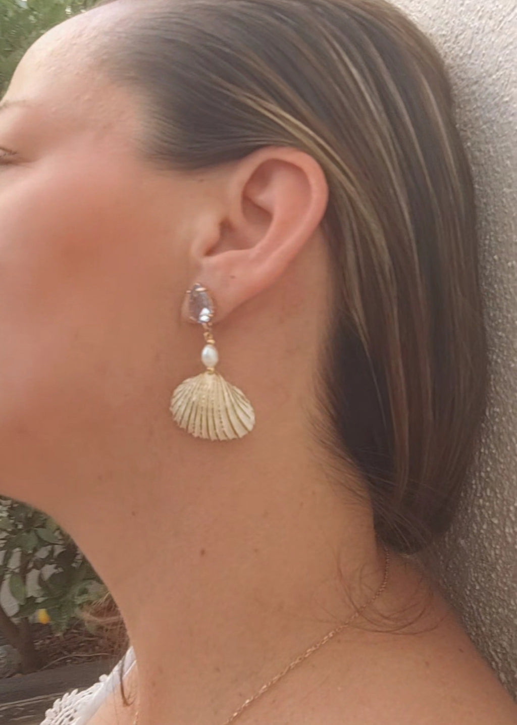 Pendientes artesanos con conchas y perlas naturales