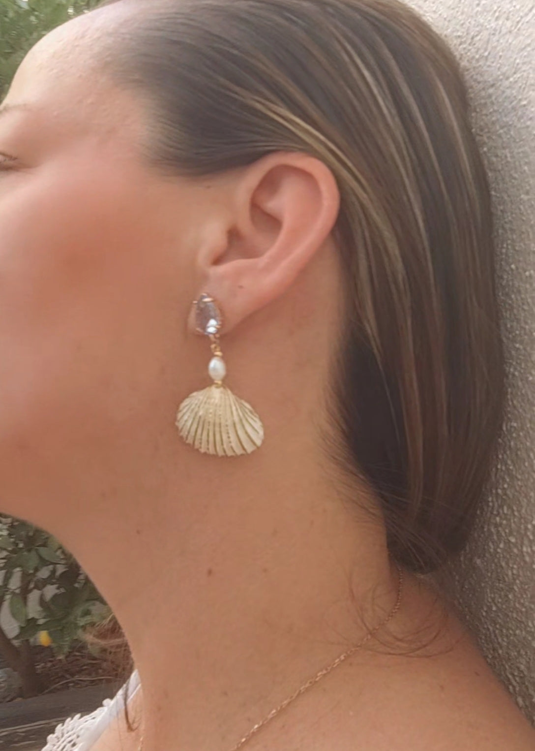 Pendientes artesanos con conchas y perlas naturales