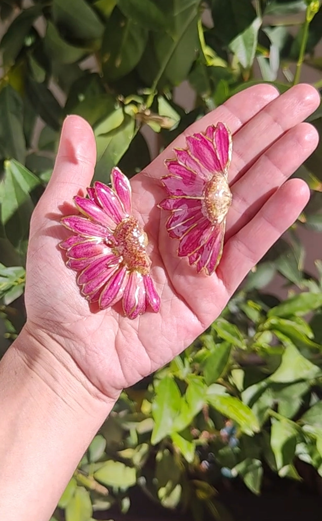 Pendientes de Gerberas Reales en Resina con Perfil Dorado – Joyería Floral Hecha a Mano – Flores Naturales Preservadas – Regalo Romántico y Boho