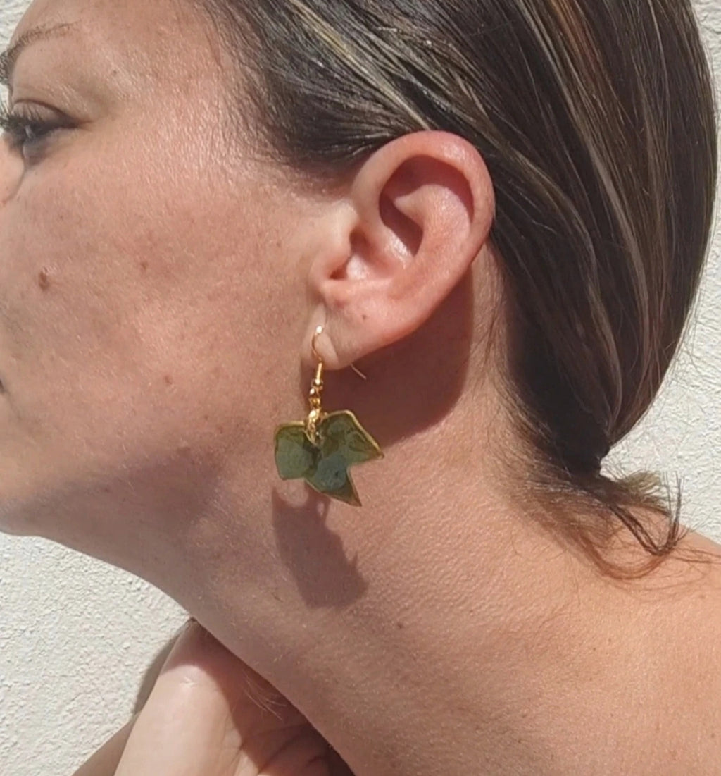 Pendientes hechos a mano con hojas de hiedra natural,   joyería artesanal botanica
