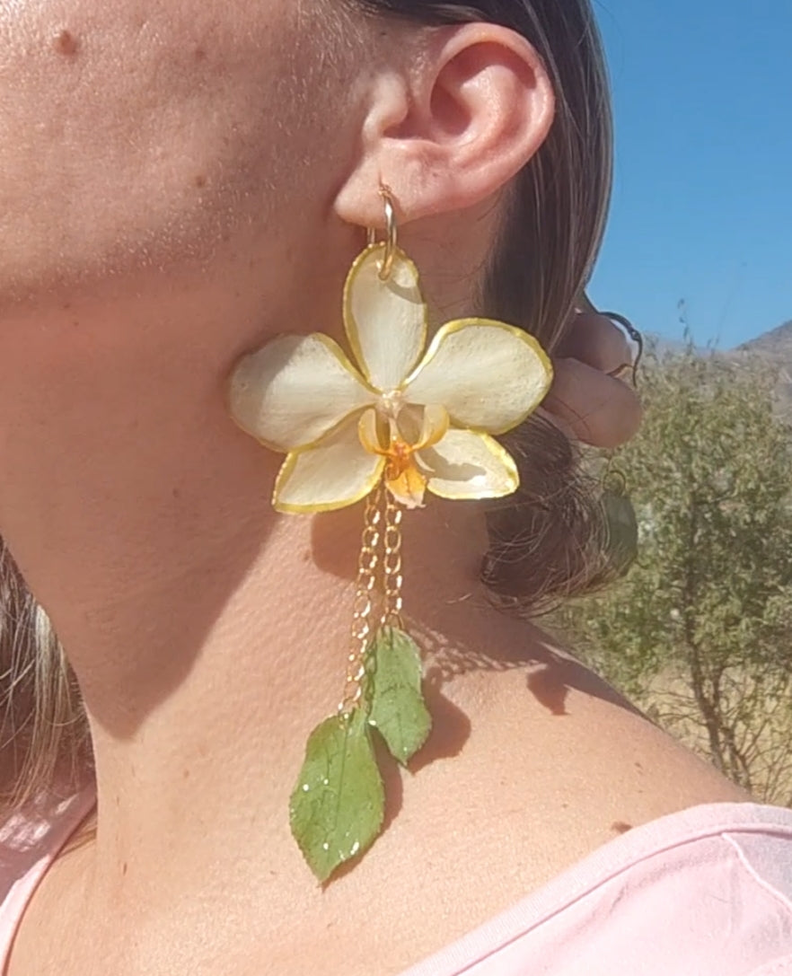 Pendientes artesanos con orquídeas amarillas y hojas auténticas resinadas. Joyería botanica para ella. Regalo original