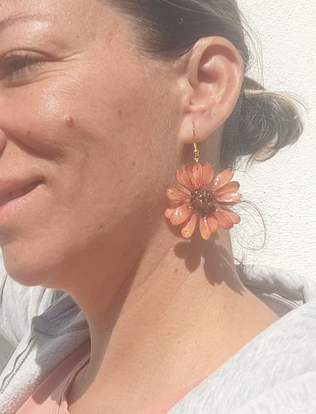 Pendientes de margaritas naranjas naturales en resina. Joyas florales artesanales. Acero inoxidable hipoalergénico