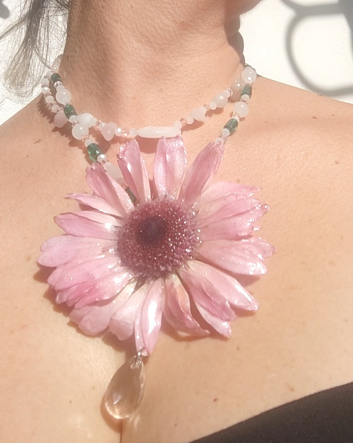 Collar Doble 2 en 1 con Flor Real de Gerbera Rosa Resinada, Cuarzo Rosa y Cristal Facetado. Collar Natural Desmontable con Alfiler. Joyería Hecha a Mano