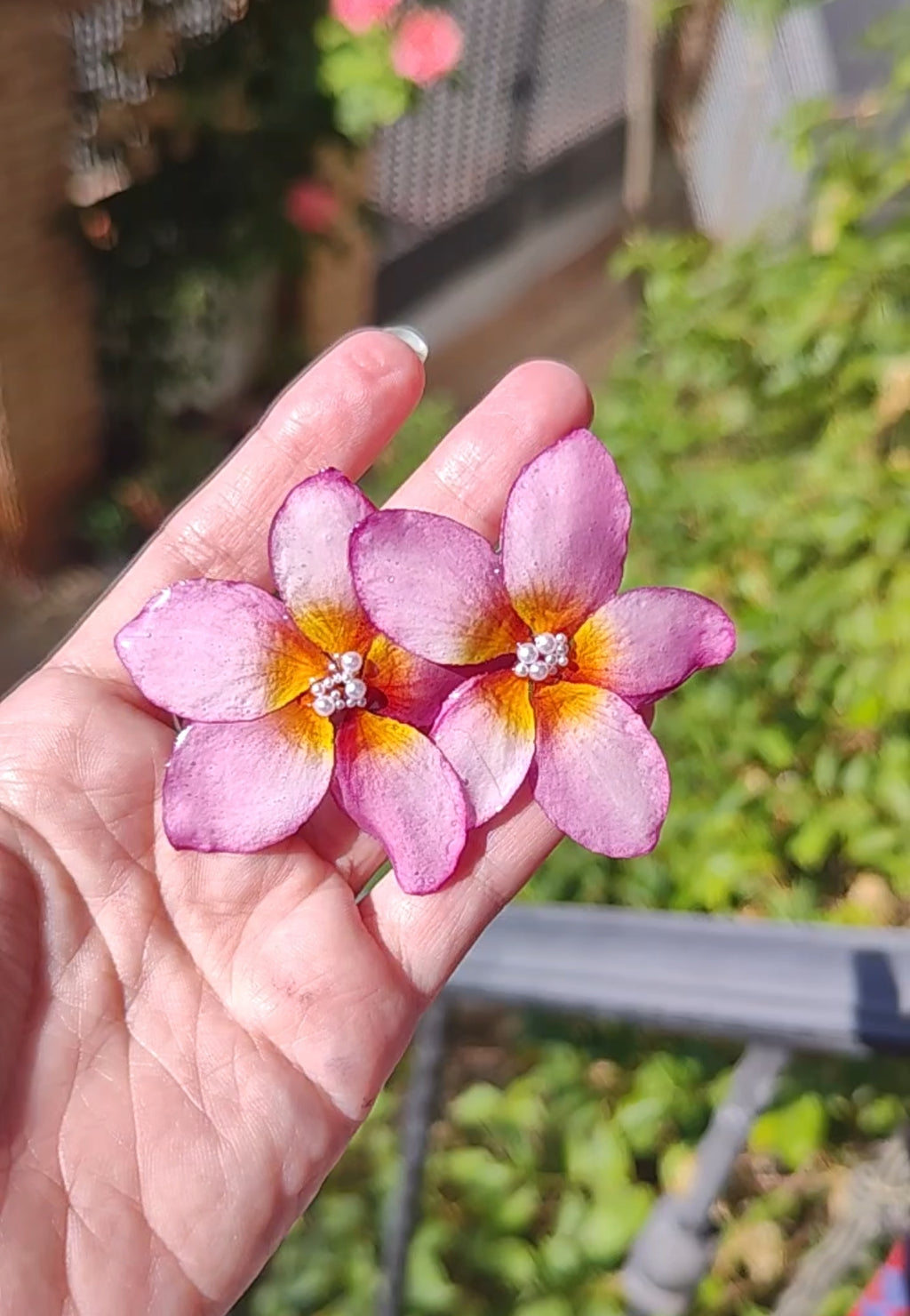 Clip de pelo con flor de plumeria real resinada. Accesorio natural artesanal. Pasador en acero inoxidable