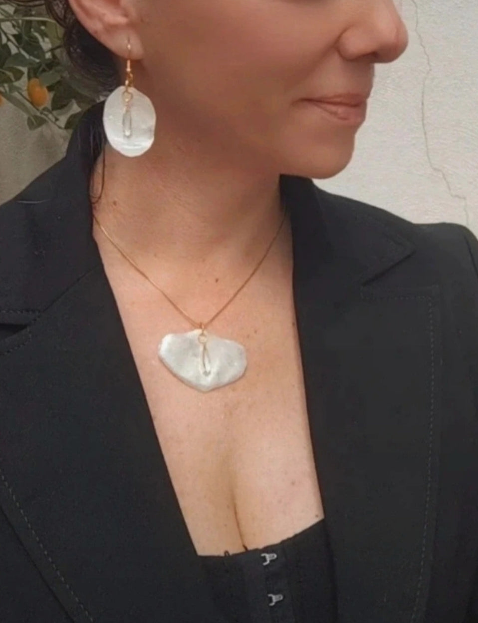 Conjunto de Pendientes y Colgante de pétalos de orquídea real en Resina • Joyería Botánica Hecha a Mano. Joyas en resina.
