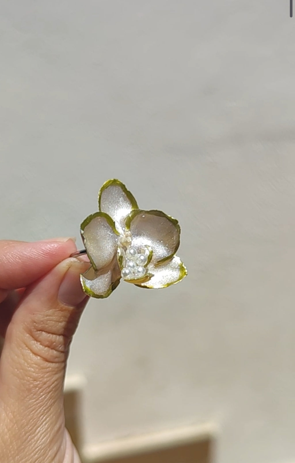 Anillo de mini orquídea real resinada