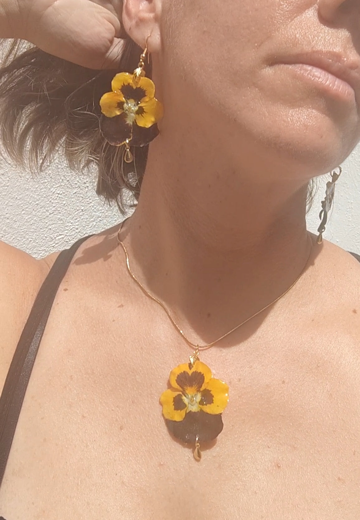 Conjunto de Pendientes y Colgante de Pensamientos Reales en Resina. Joyería Botánica Hecha a Mano. Flores en resina para regalo