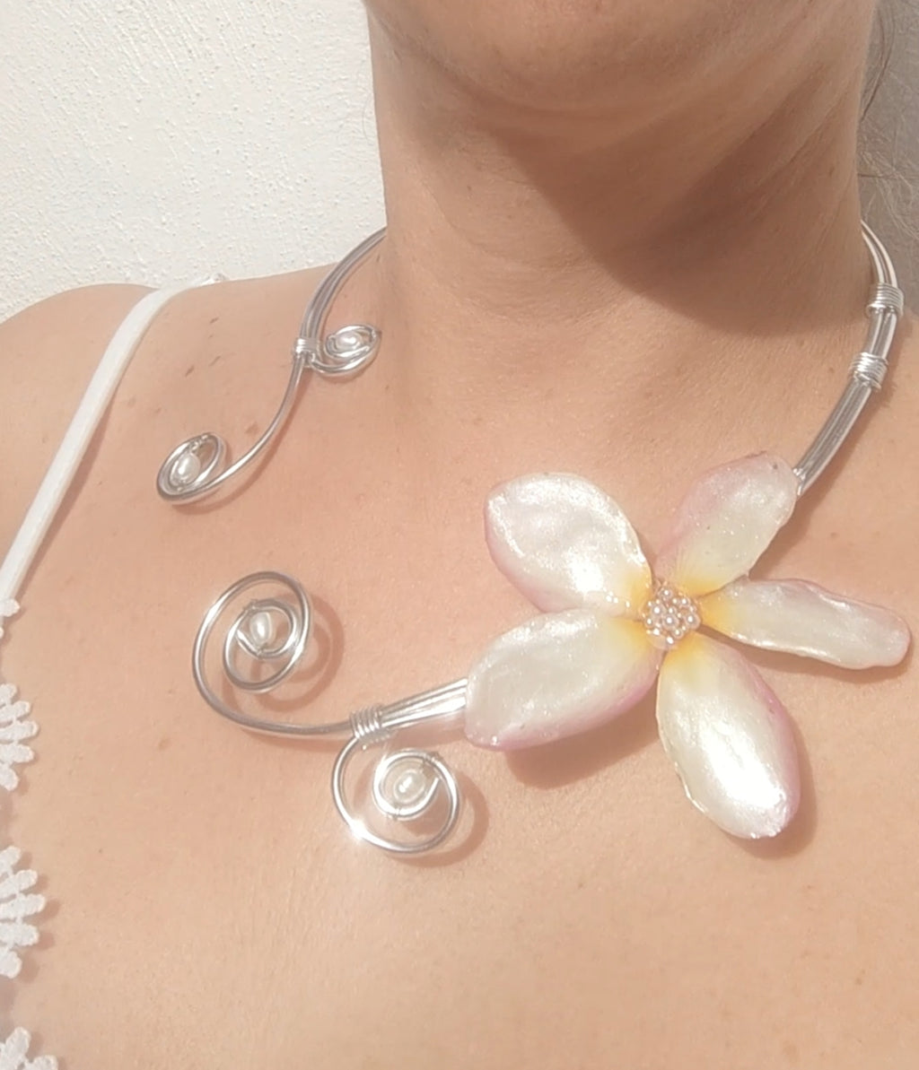 Collar Artesanal de Alambrismo con Perlas Naturales de Río y Flor de Plumeria Real Resinada