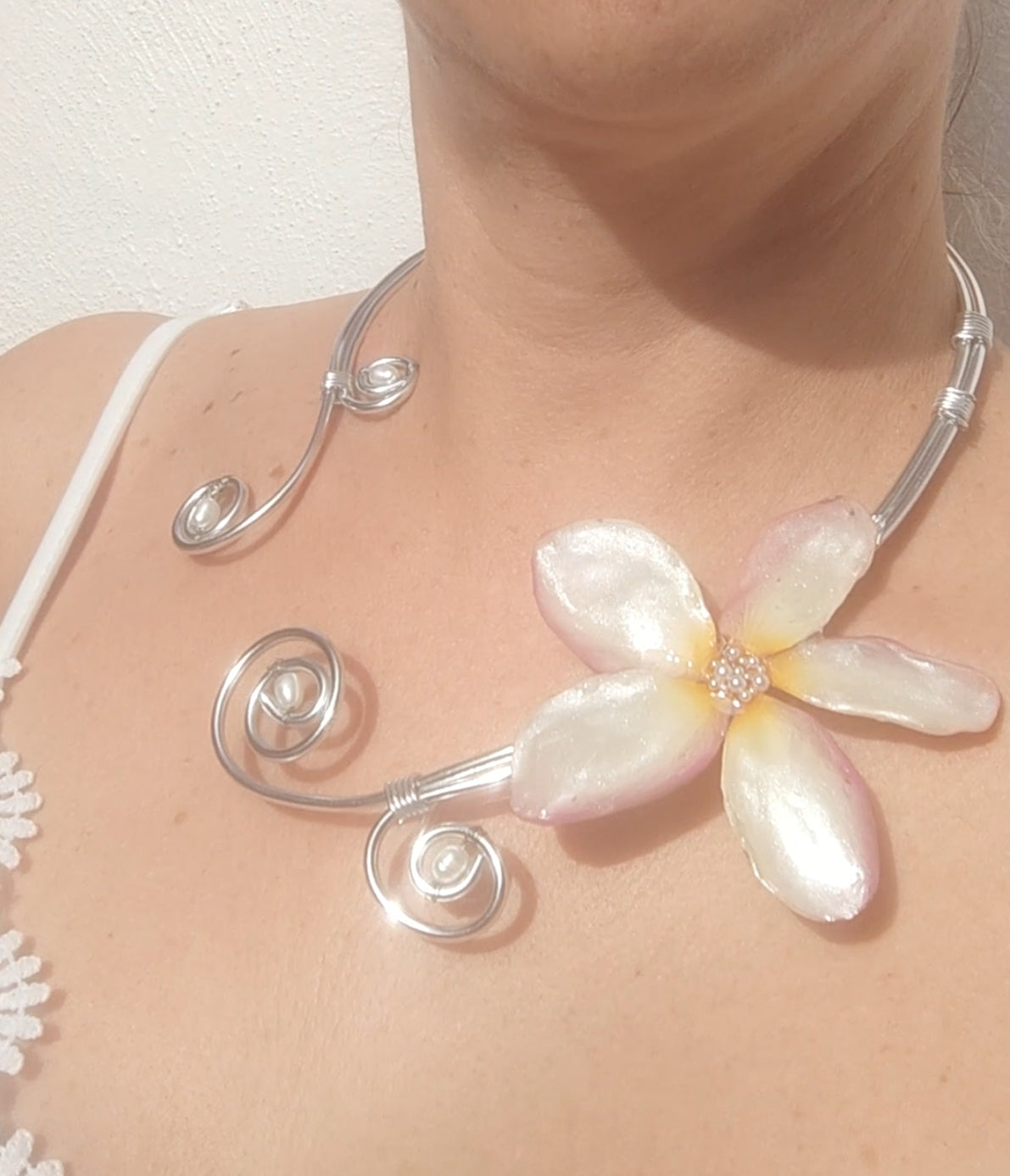 Collar Artesanal de Alambrismo con Perlas Naturales de Río y Flor de Plumeria Real Resinada