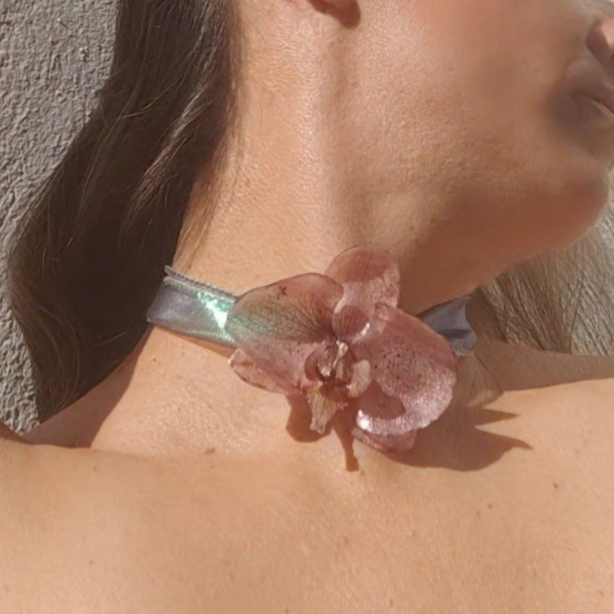 Collar de orquídea real resinada