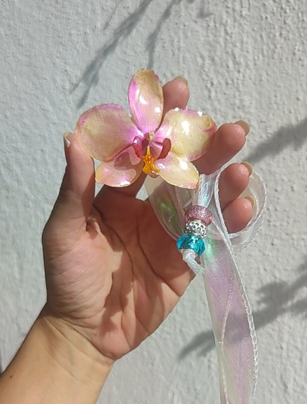 Collar con orquídea real en resina
