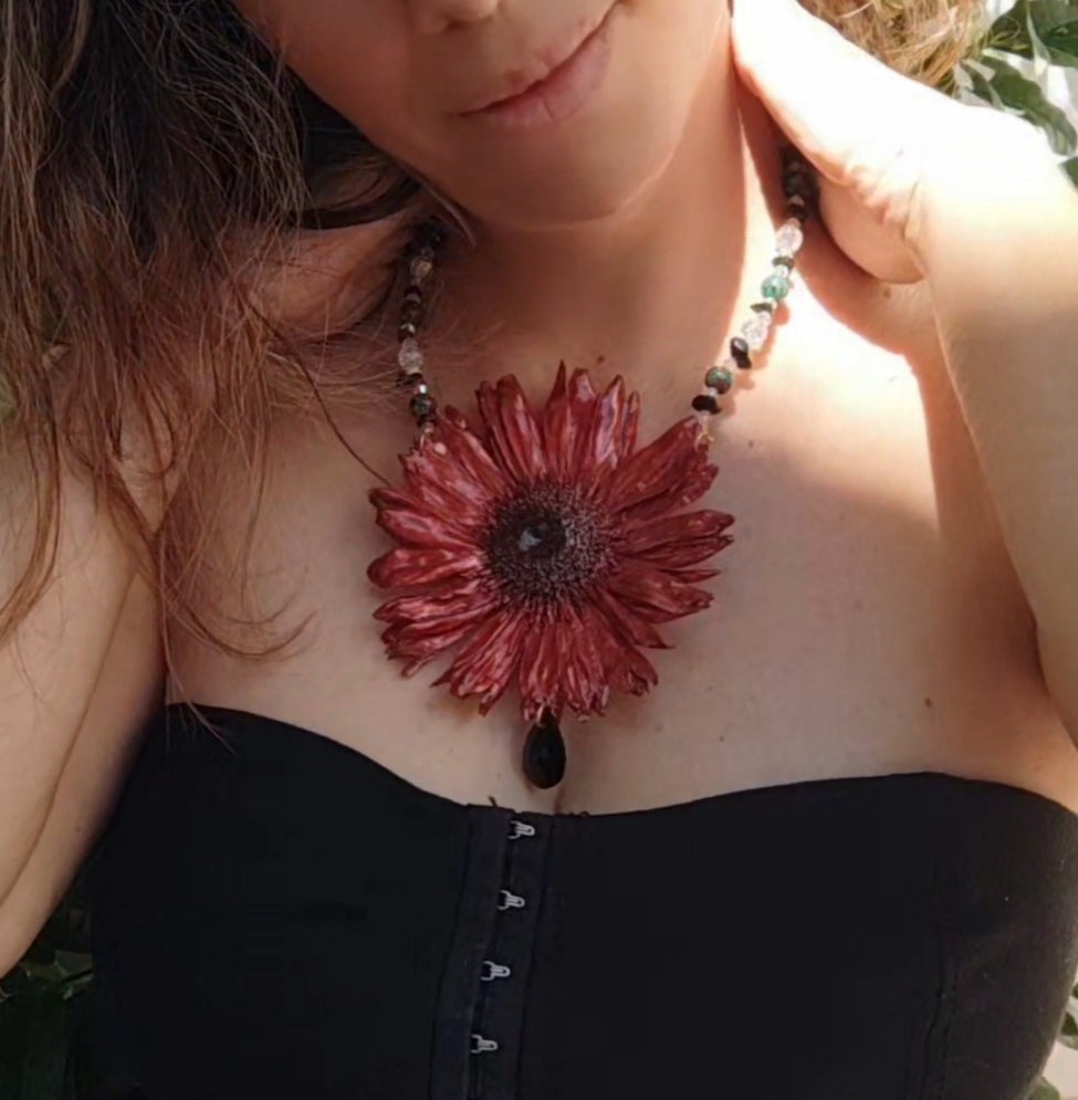 Collar Gerbera Roja Hecho a Mano, Collar con Cristal Facetado, Obsidiana y Piedra Mineral, Flor Pintada con Nácar Iridiscente, Joyería Floral