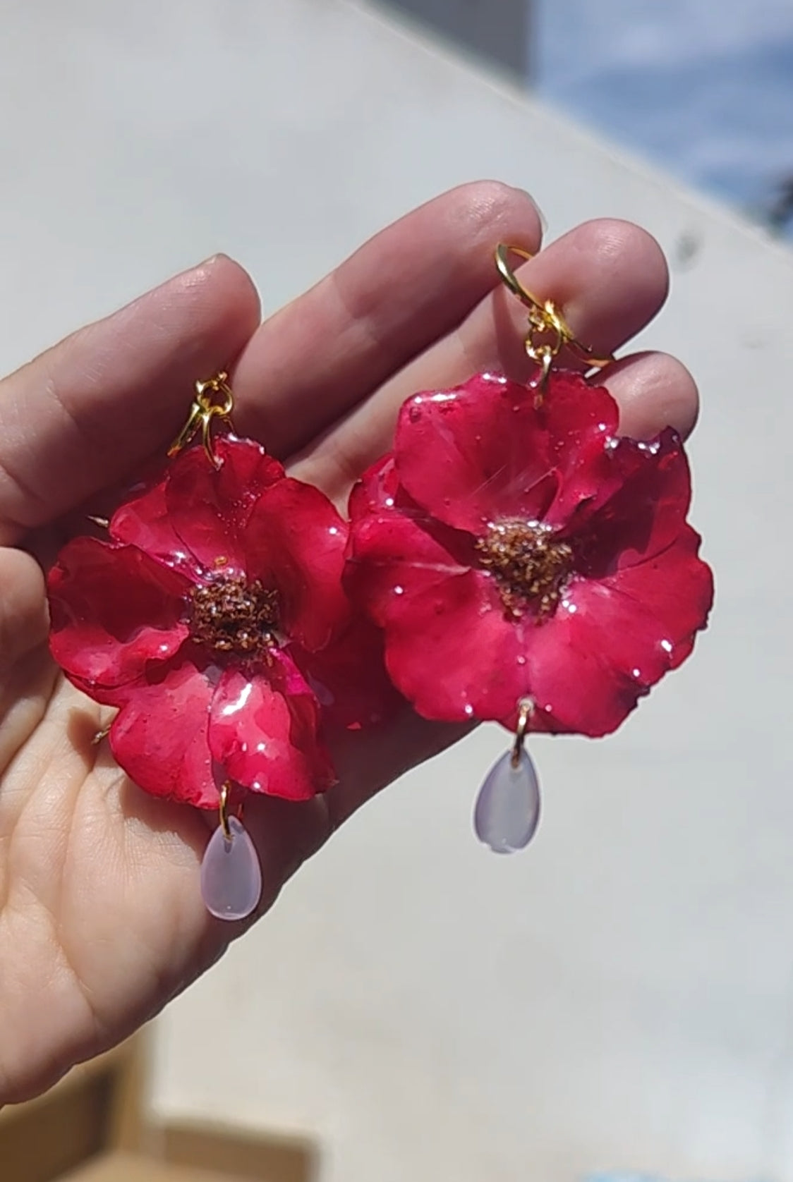Pendientes artesanales rosas rojas resinadas con lágrimas de cristal y enganches de acero inoxidable