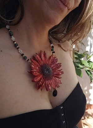 Collar Gerbera Roja Hecho a Mano, Collar con Cristal Facetado, Obsidiana y Piedra Mineral, Flor Pintada con Nácar Iridiscente, Joyería Floral