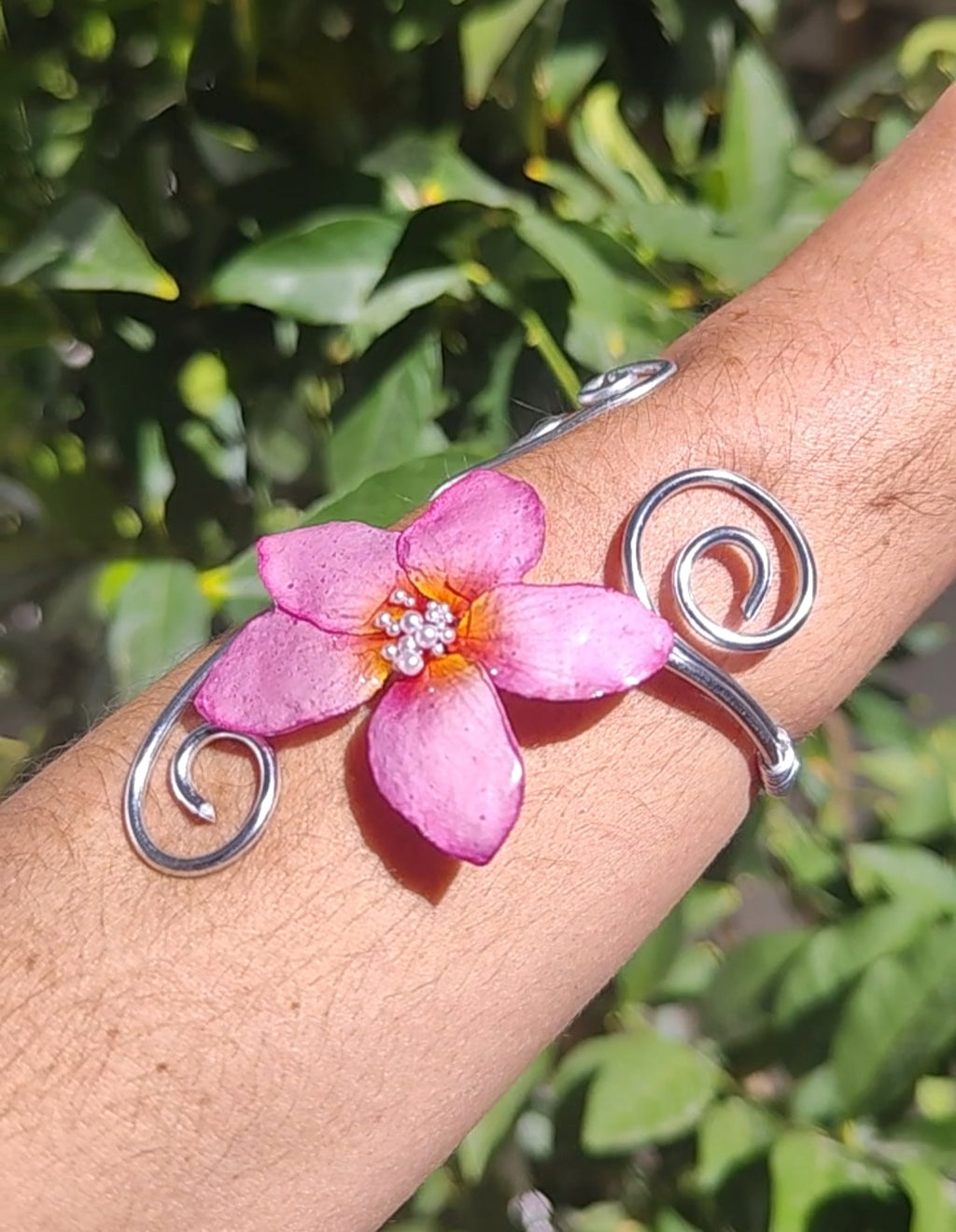 Pulsera Artesanal de Alambre con Flor Real de Plumeria en Resina y Perlitas · Joyería Hecha a Mano · Regalo Boho Único