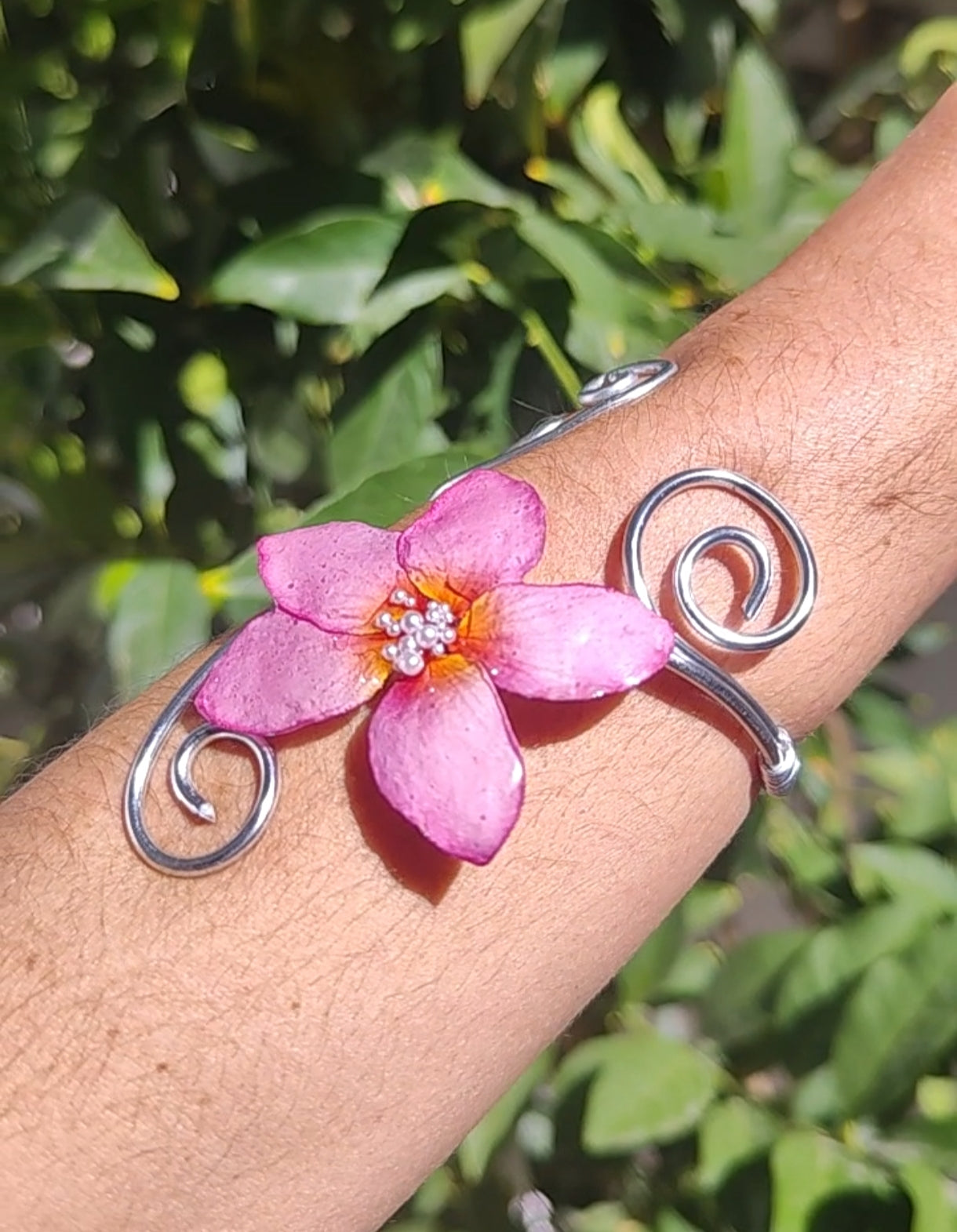 Pulsera Artesanal de Alambre con Flor Real de Plumeria en Resina y Perlitas · Joyería Hecha a Mano · Regalo Boho Único