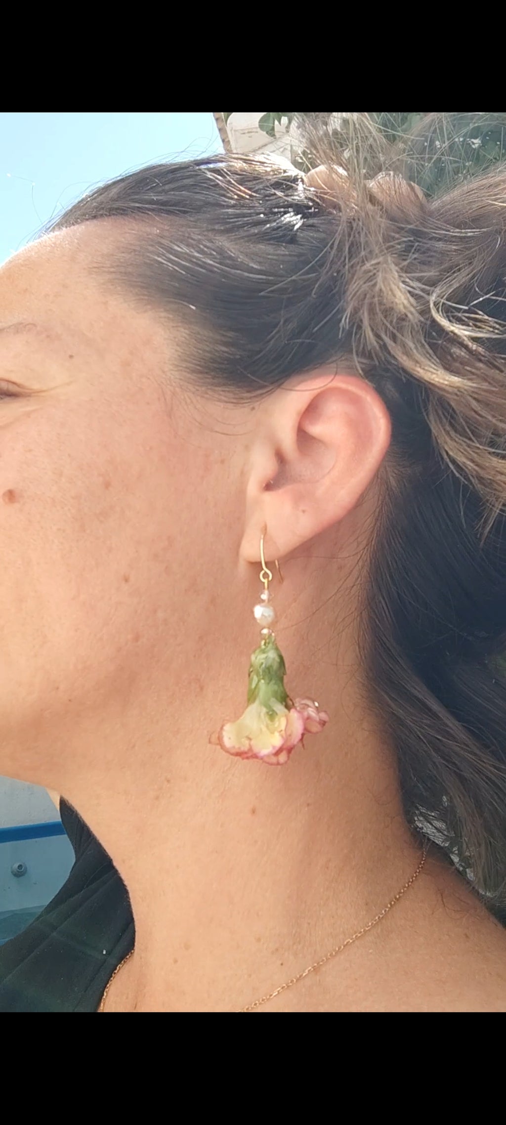 Pendientes artesanales con mini claveles naturales resinados, perlas naturales de río y acero inoxidable