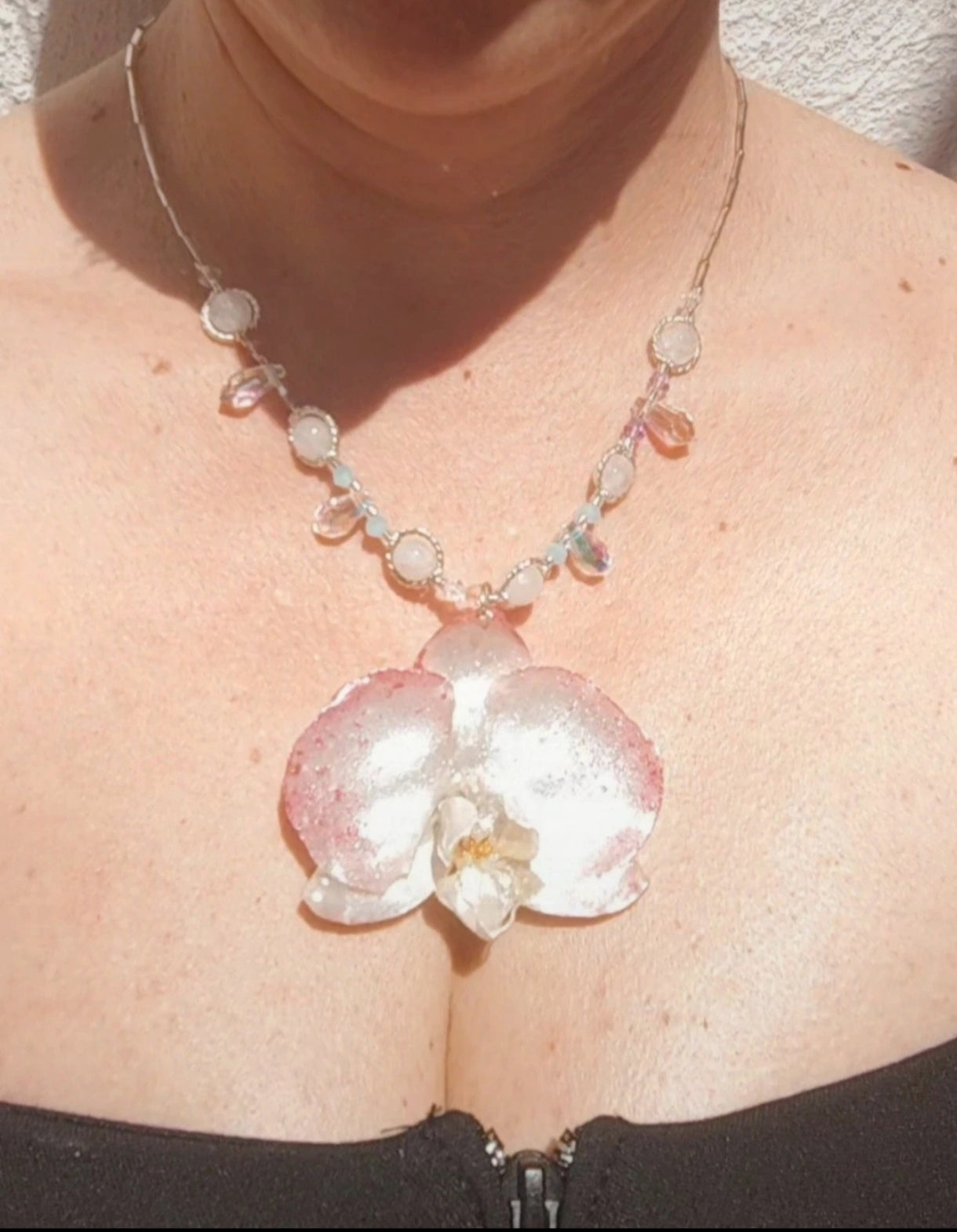 Collar de orquídea real resinada
