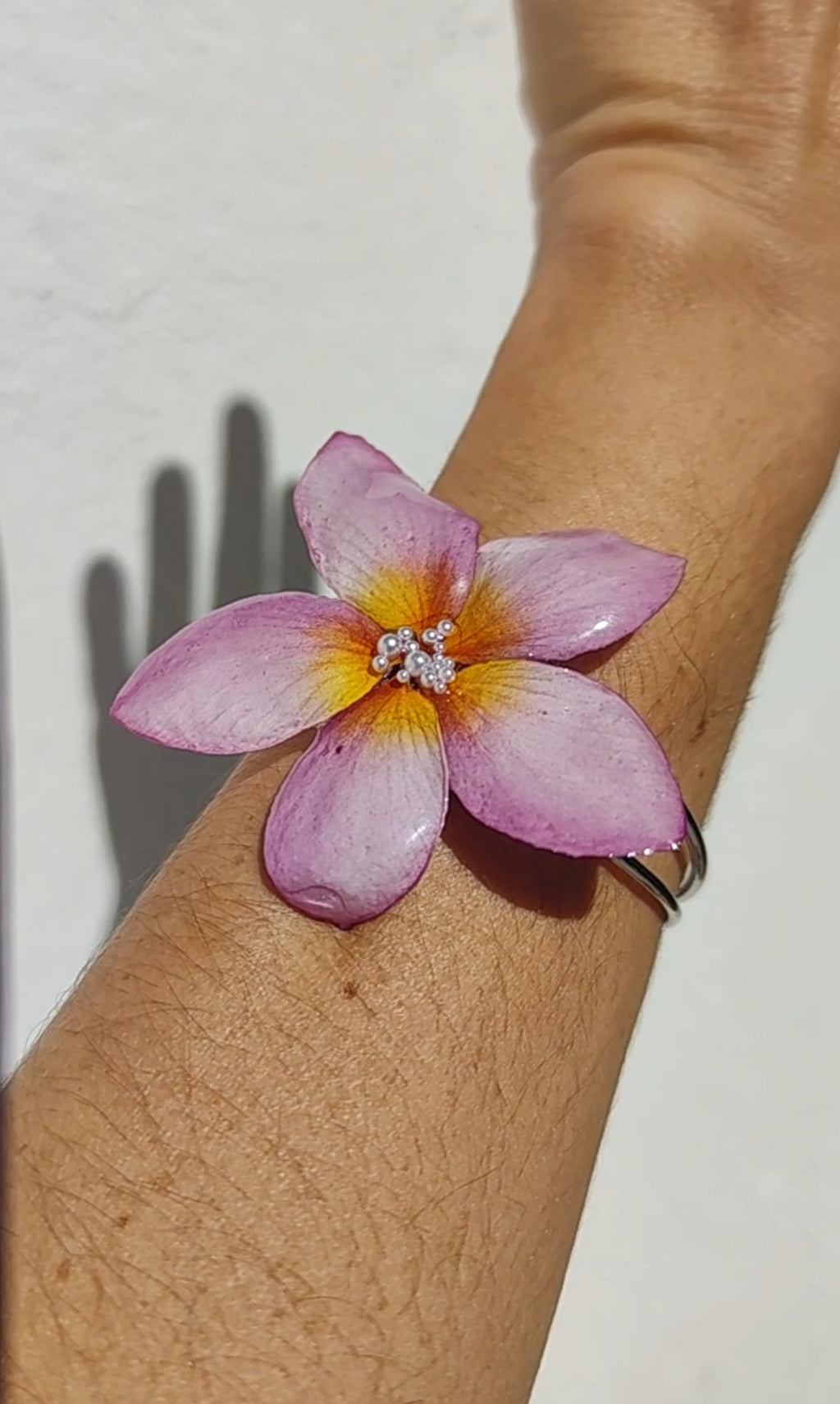 Pulsera con flor de plumeria real resinada. Joya natural hecha a mano. Regalo romántico y único para ella. Pulsera de flor preservada