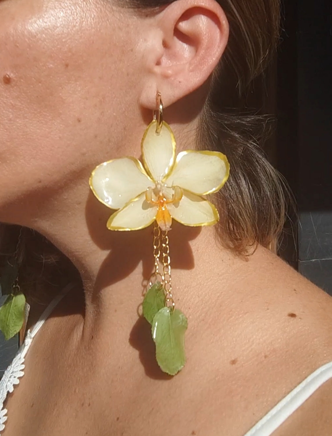 Pendientes artesanos con orquídeas amarillas y hojas auténticas resinadas. Joyería botanica para ella. Regalo original