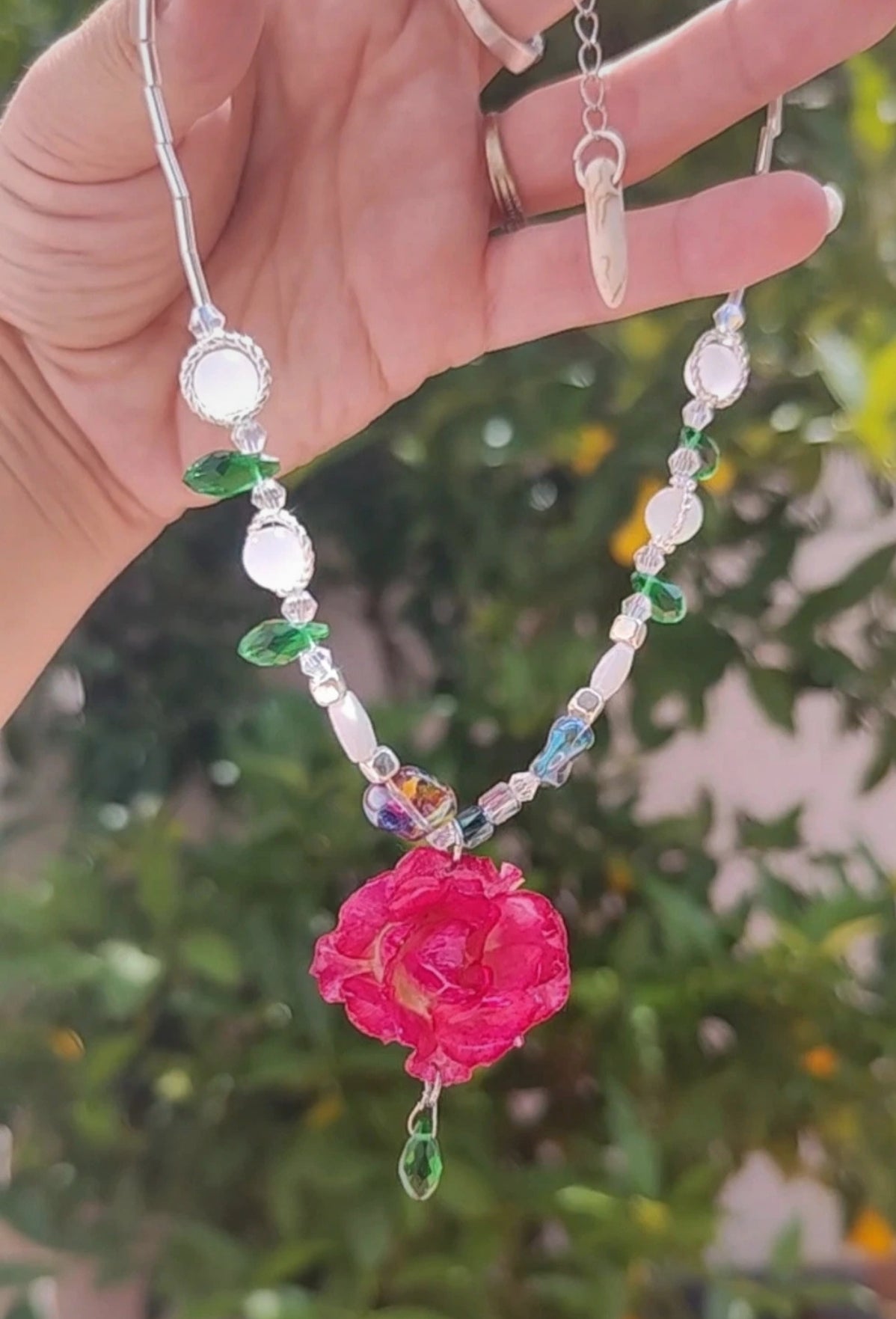 Collar con rosa natural real en resina – Joyería artesanal con flores reales secas - Colgante de collar de rosa real