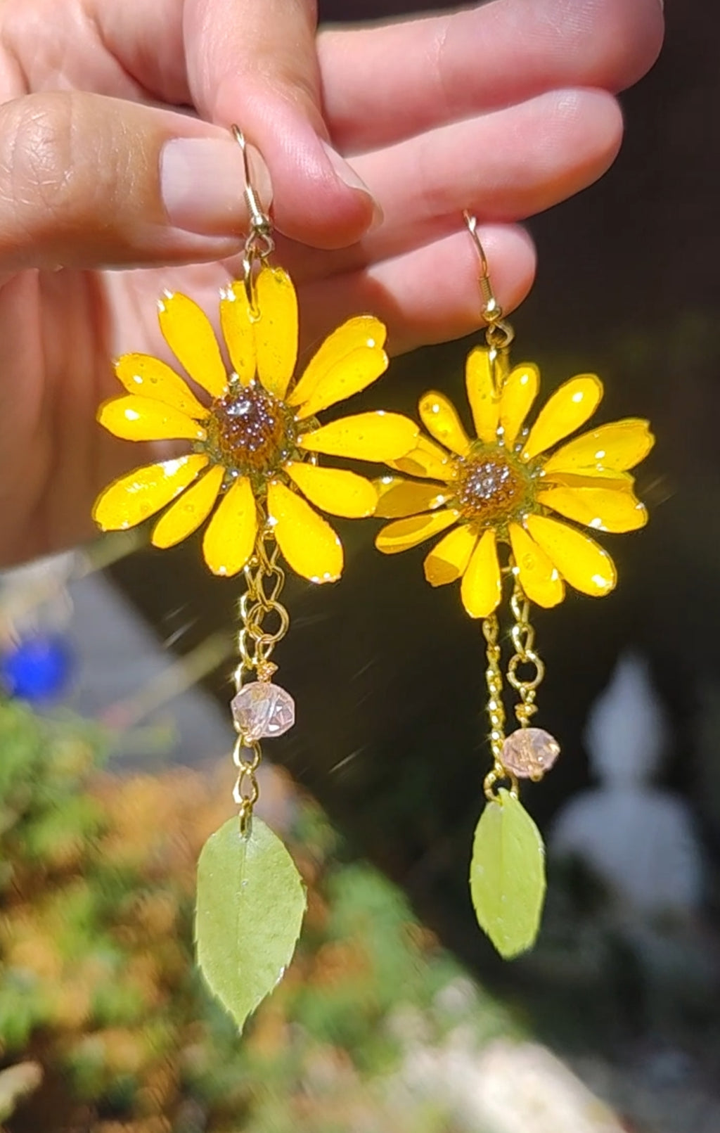 Pendientes de margaritas reales resinadas con hojas naturales y cristal facetado.  Pendientes de flores de acero inoxidable hechos a mano