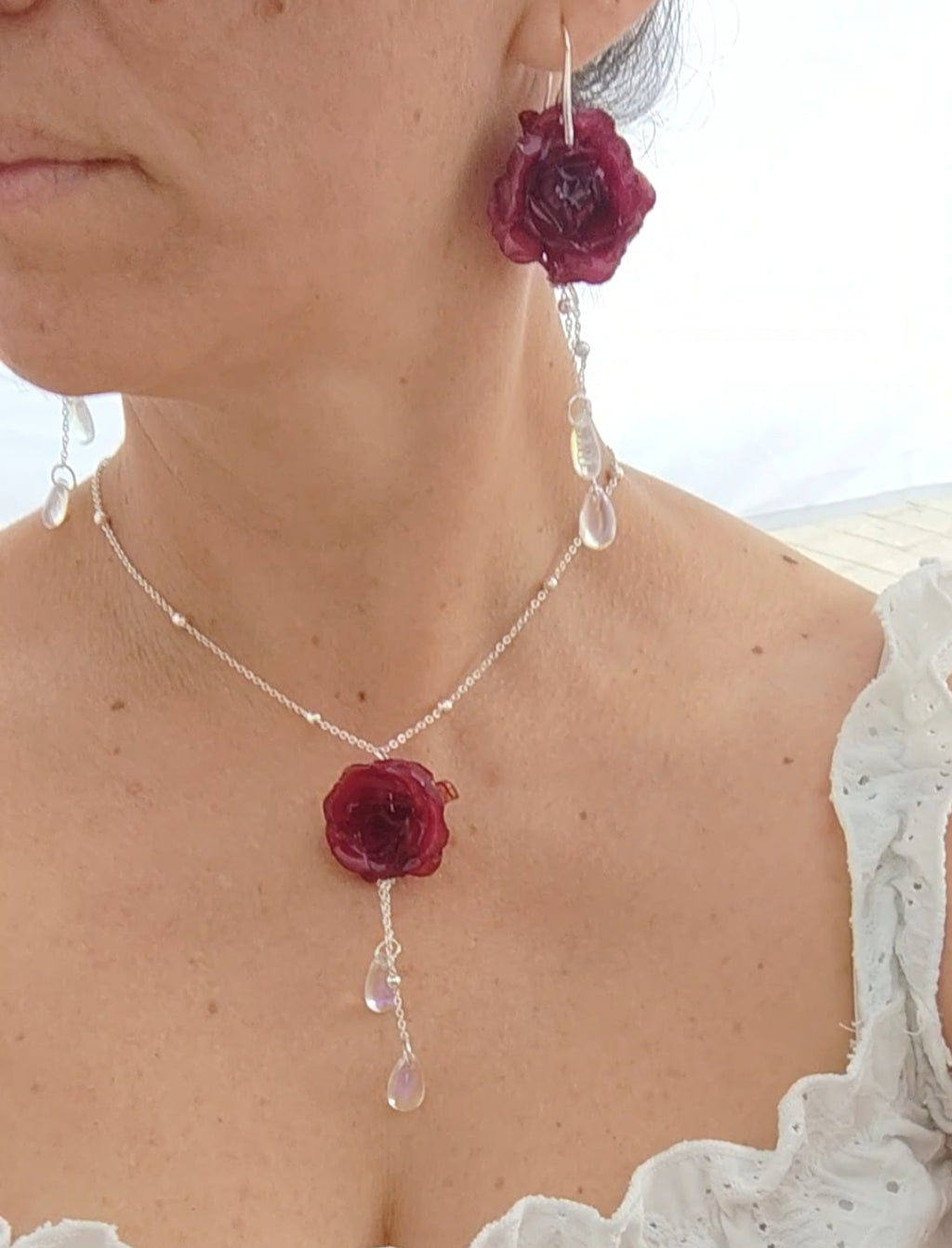 Conjunto de Collar y Pendientes con Rosas Reales Resinadas Burdeos. Joyería Floral Preservada con Lágrimas de Cristal. Regalo Romántico Artesanal