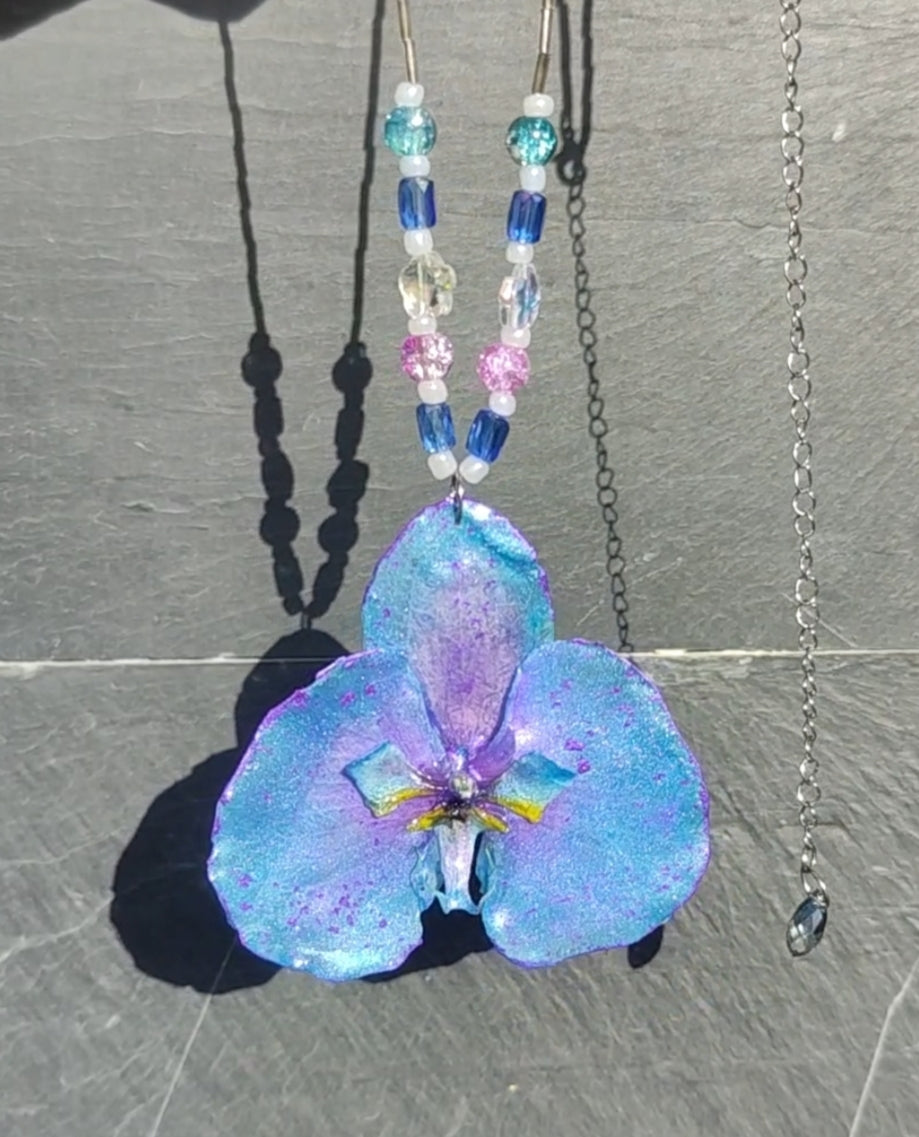 Collar de orquídea real resinada