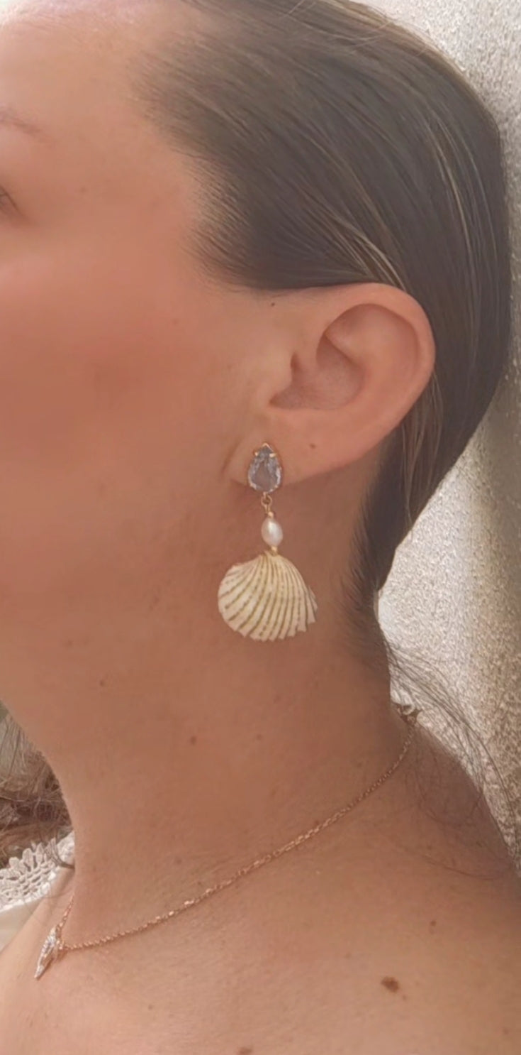 Pendientes artesanos con conchas y perlas naturales