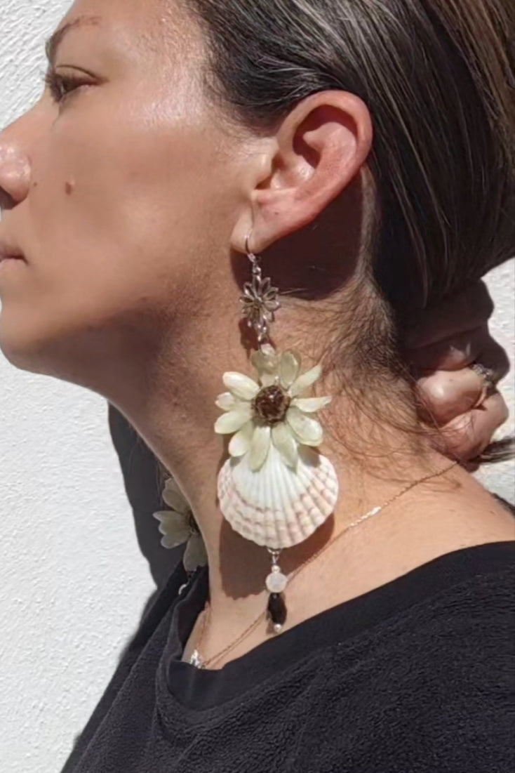 Pendientes de Margarita Real en Resina con Conchas Marinas Naturales – Pendientes Hechos a Mano, Joyería Botánica, Regalo Boho Natural